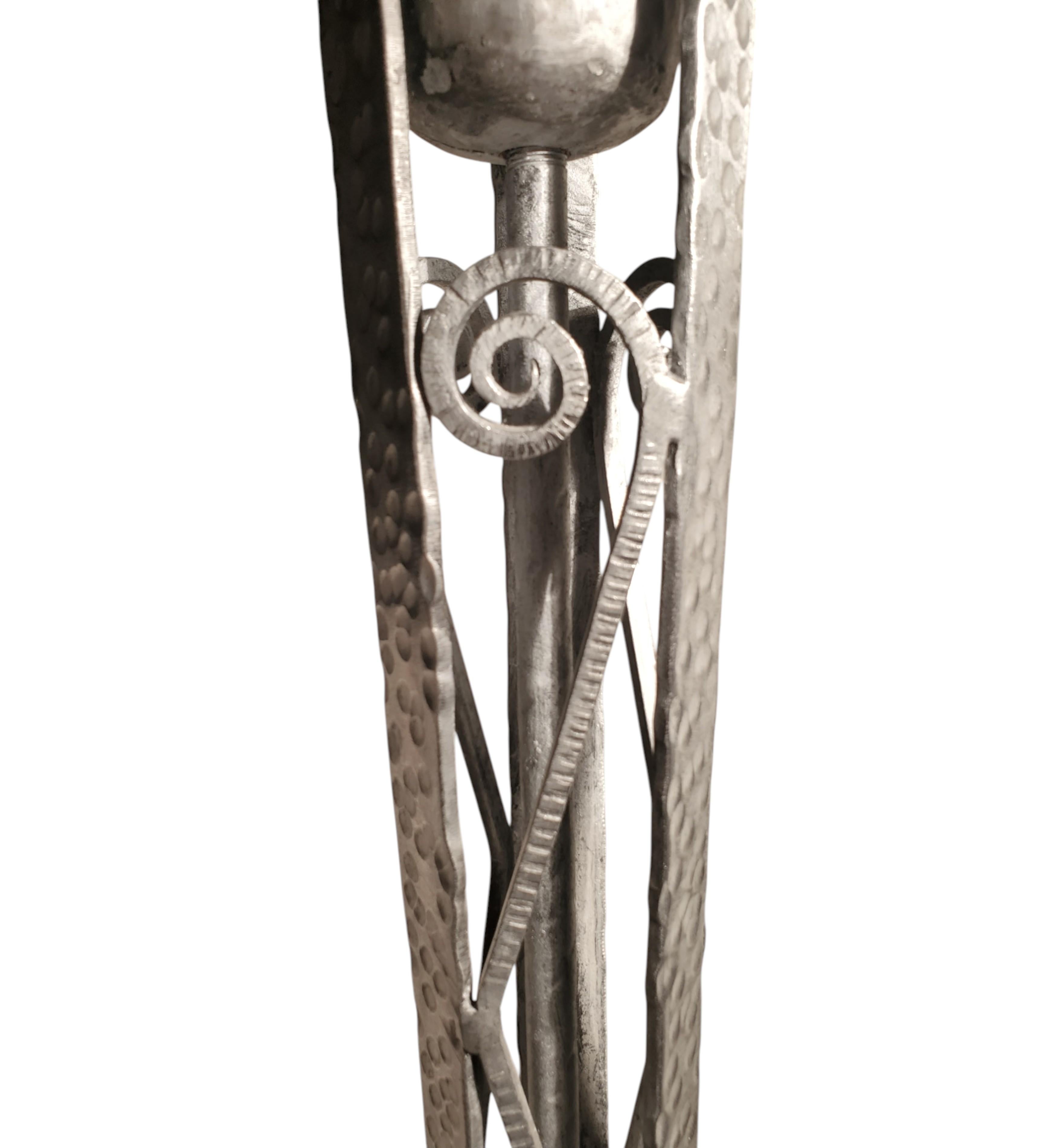 Lampadaire Art Déco français en fer nickelé et verre d'art signé Muller Freres 1930 Bon état - En vente à New York City, NY