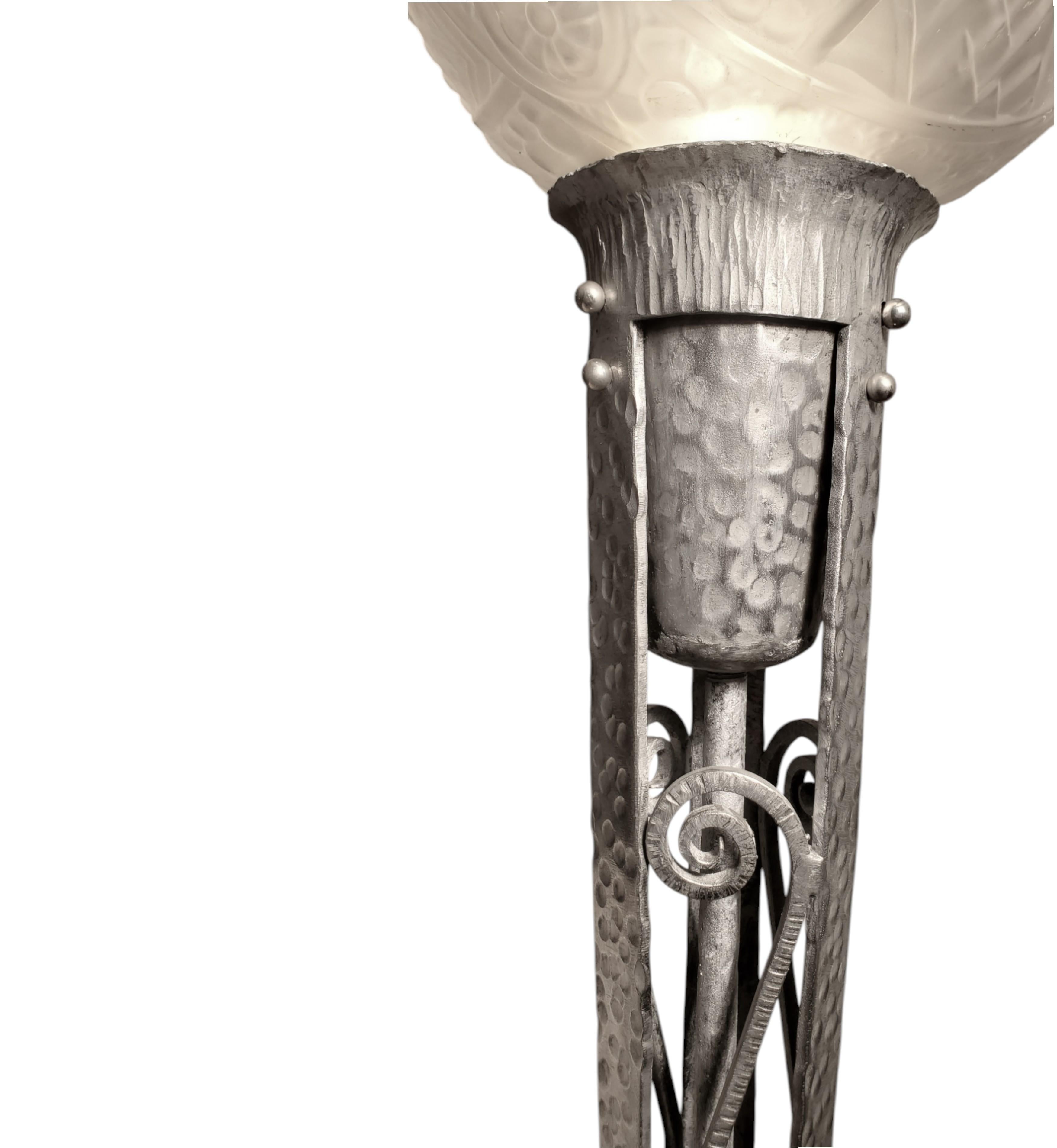 20ième siècle Lampadaire Art Déco français en fer nickelé et verre d'art signé Muller Freres 1930 en vente