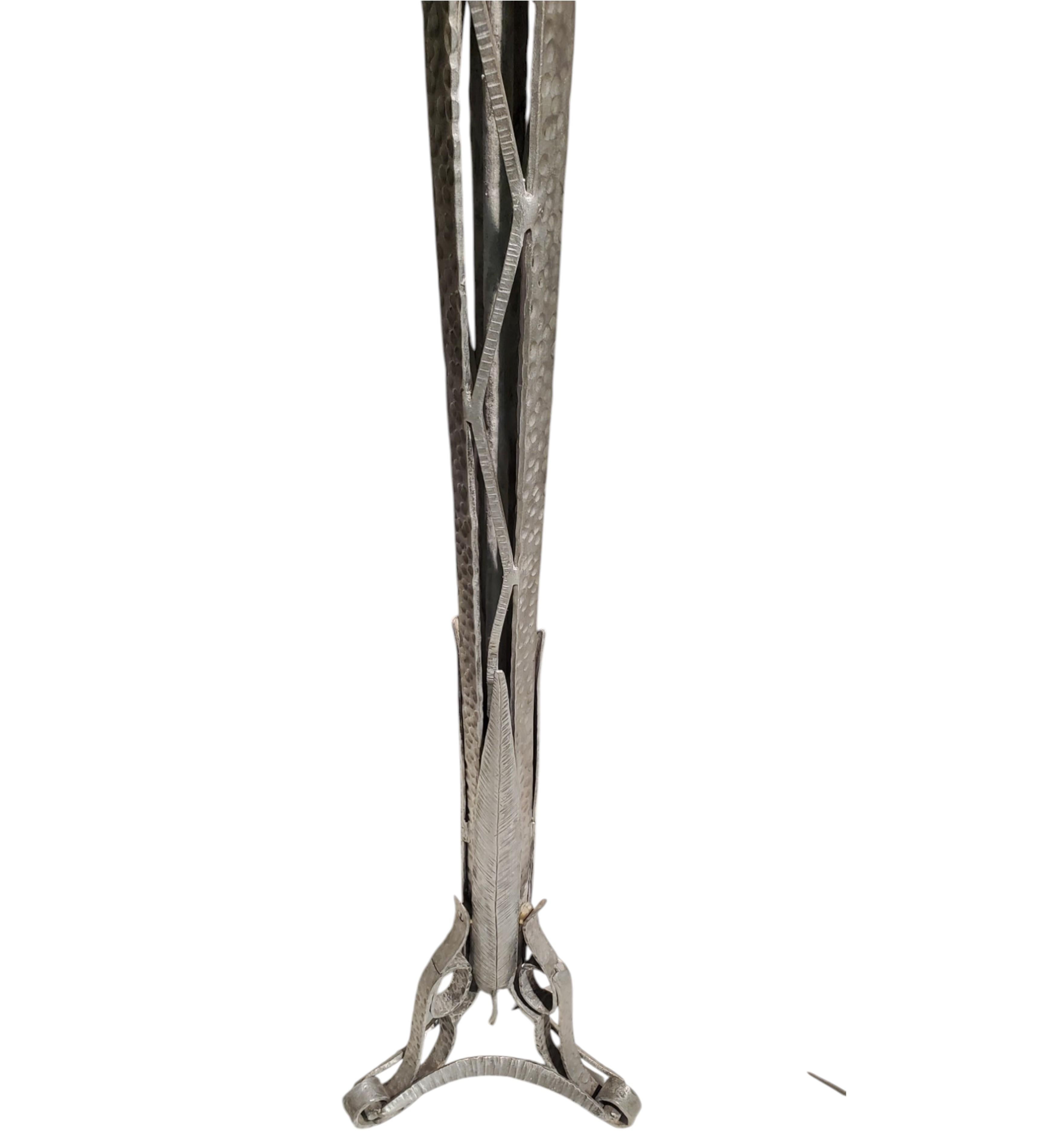 Verre d'art Lampadaire Art Déco français en fer nickelé et verre d'art signé Muller Freres 1930 en vente