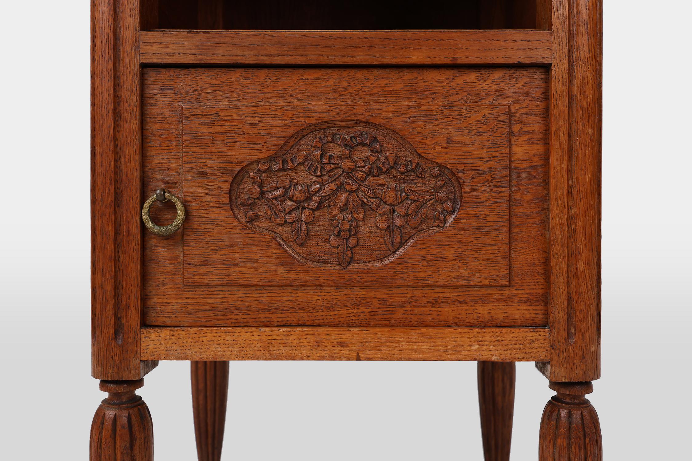 French Art Deco nightstand in oak with marble top, 1930s In Good Condition For Sale In Meulebeke, BE