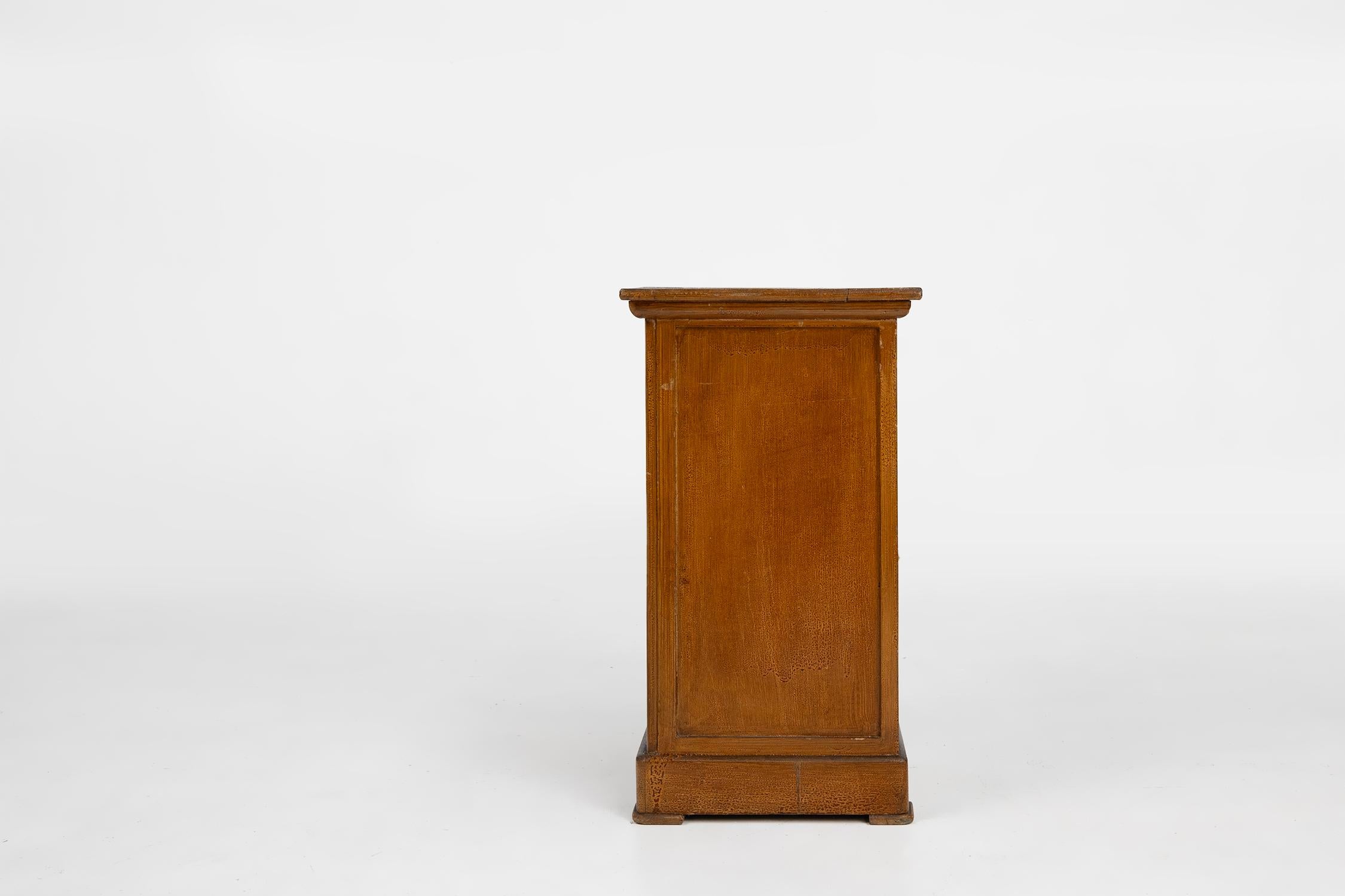 France / 1930 / nightstand / wood / art deco / rustic / mid century

Art Deco nightstand or bedside table in wood, made in France in the 1930s. With a panelled door and original handle. 

A beautiful small cabinet with nice patina on the wood and