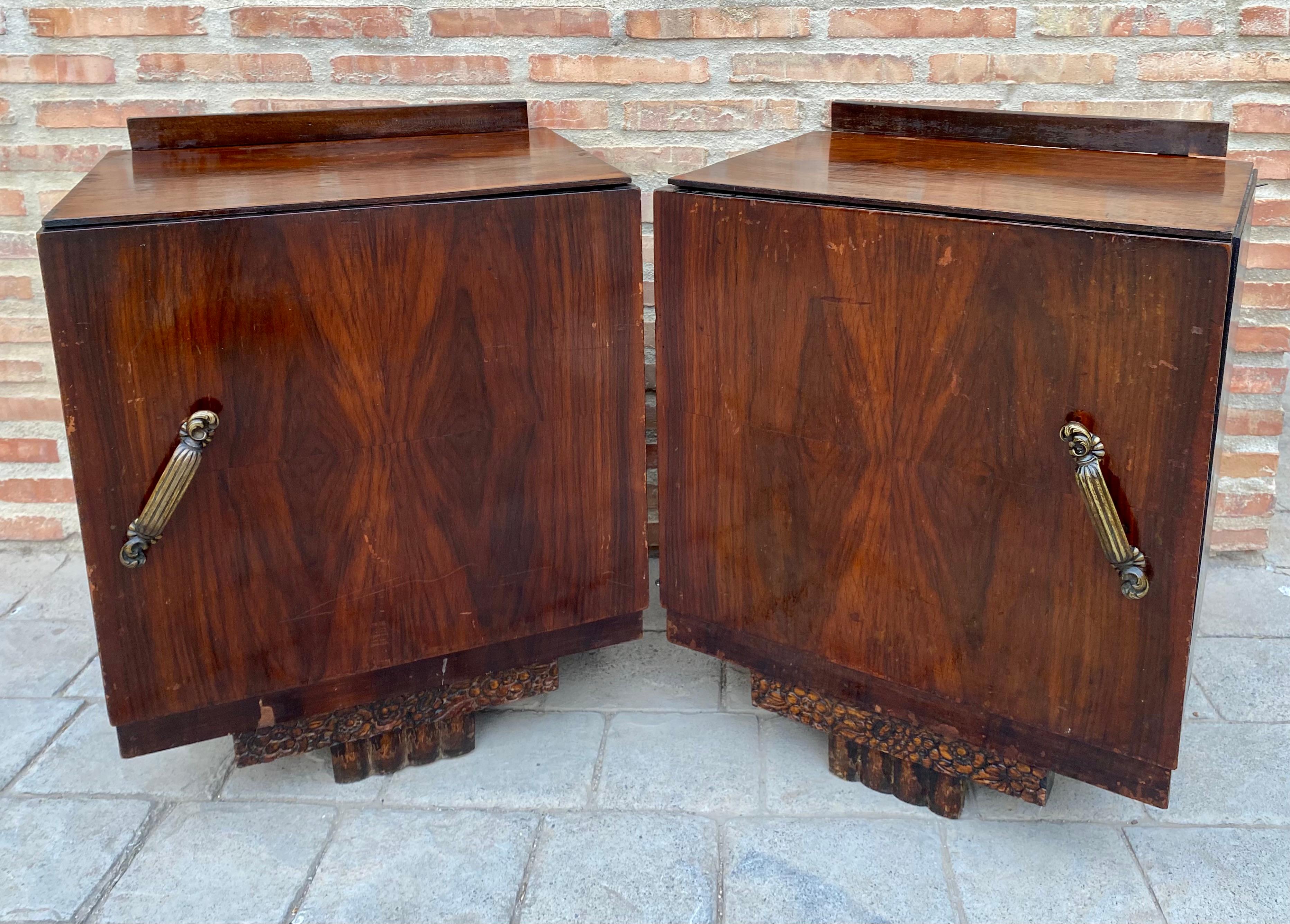 Beautiful pair of French Art Deco bedside tables from around the 1930s made of walnut root wood, to be used as bedside tables in our bedrooms. Each of them has a storage compartment with a hinged door and a beautiful bronze handle, inside it has an