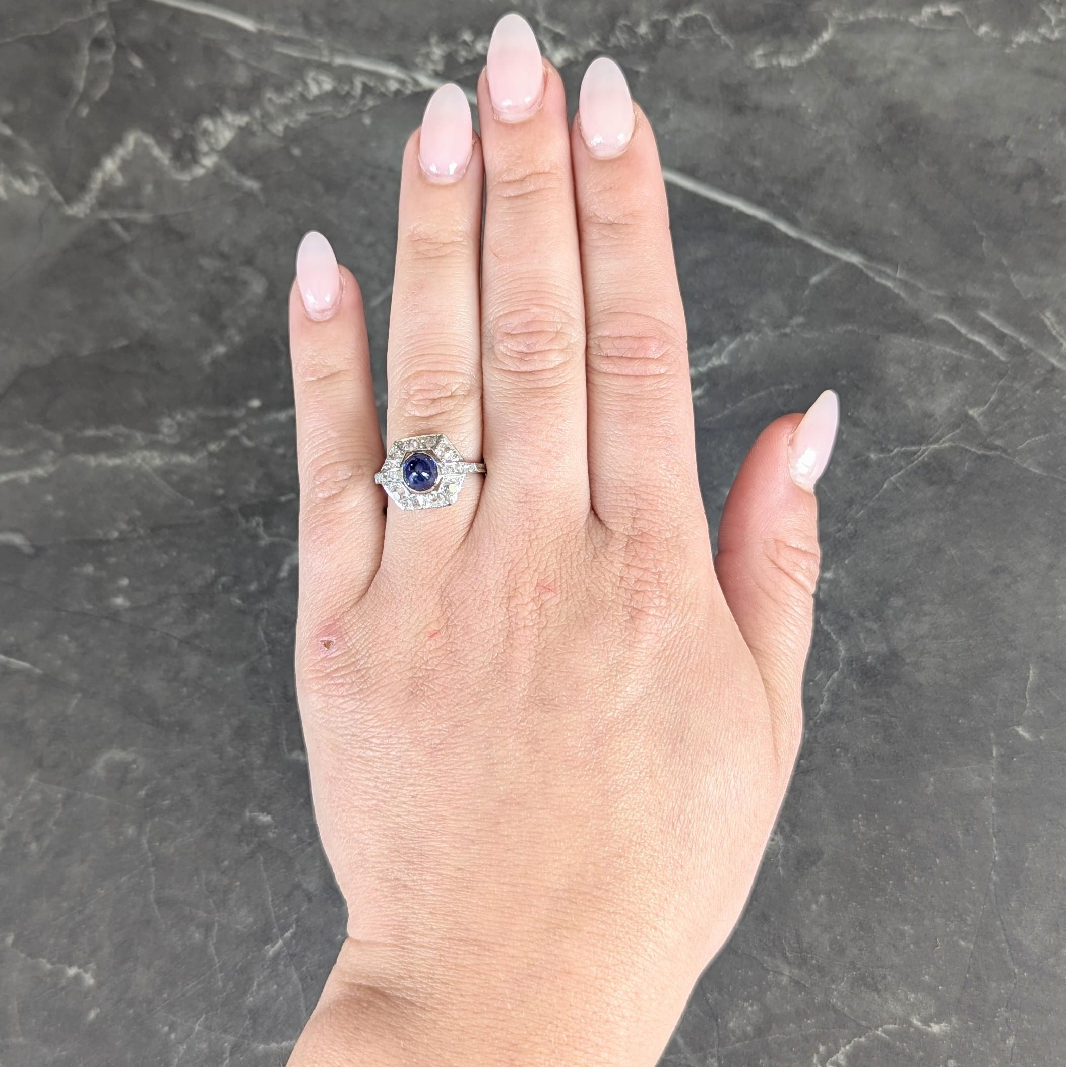 In der Mitte ein runder kugelförmiger Cabochon mit einem Gesamtgewicht von etwa 1,38 Karat - transparentes Mittelblau
Natürlicher kambodschanischer Ursprung und ohne Anzeichen von Wärmebehandlung - mit Lünette
Akzentuiert durch einen durchbrochenen