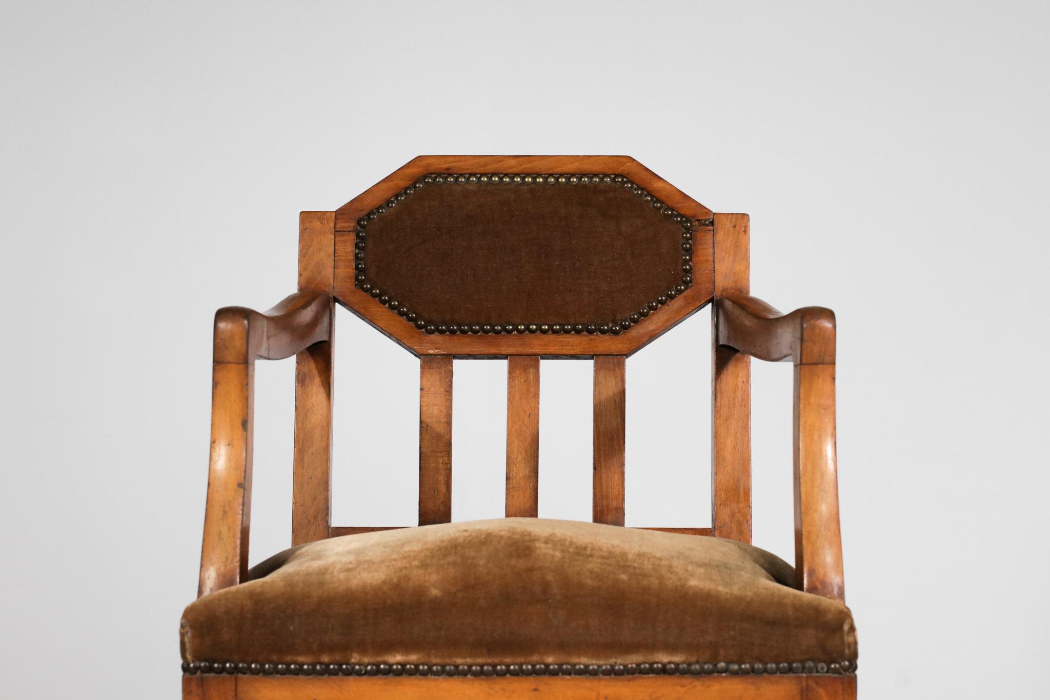 French Art Deco armchair from the 40s/50s. Solid oak structure, original seat in brown velvet with studs. Nice vintage condition of the whole, to note traces of time and use in particular for the seat (see photos).