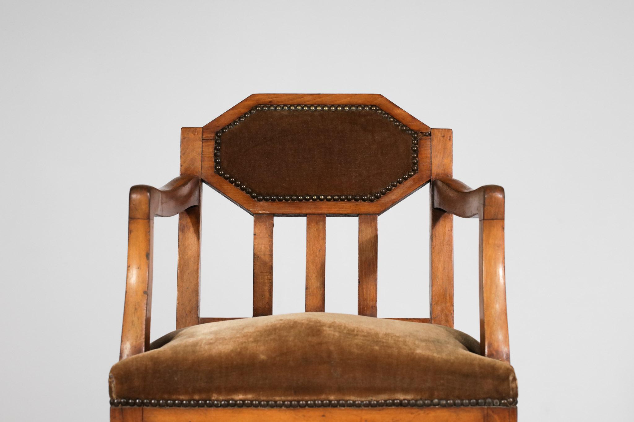 Fauteuil Art Déco français des années 40/50. Structure en chêne massif, assise originale en velours brun avec clous. Bel état vintage de l'ensemble, à noter des traces de temps et d'utilisation notamment pour le siège (voir photos).