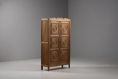 Armadio francese in rovere in stile Art Déco con pannelli a rosetta intagliata, anni '50