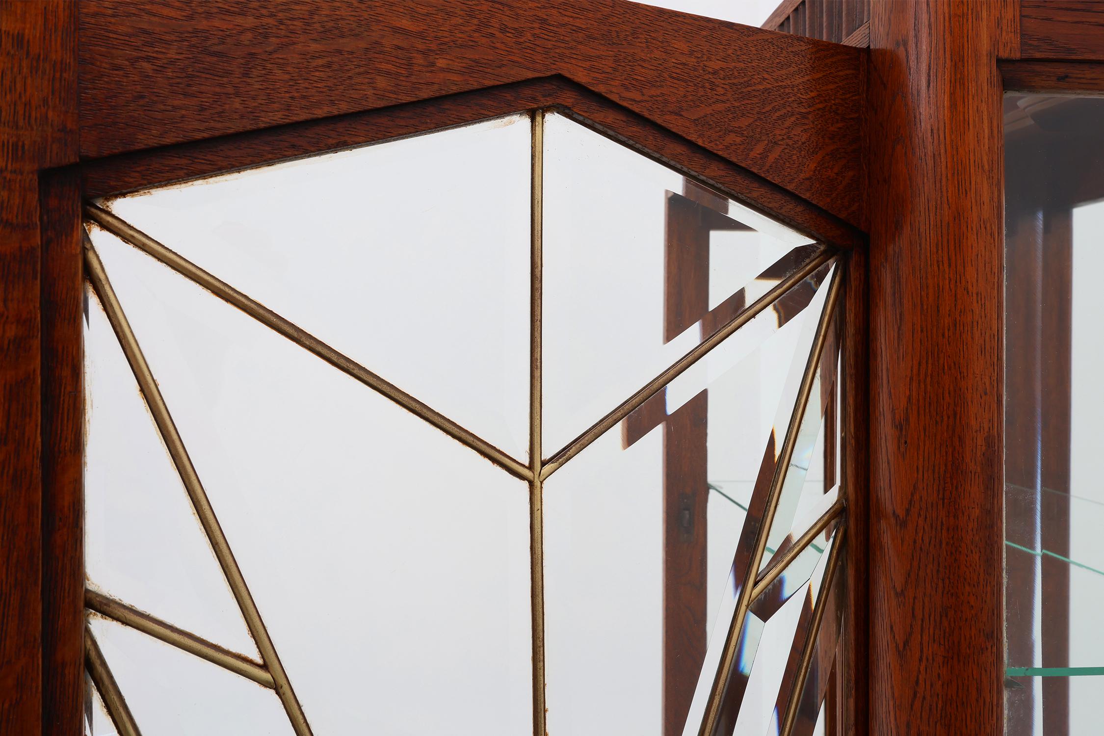 Mobile francese Art Déco in Oak con vetro smussato al piombo, 1920 ca. in vendita 3