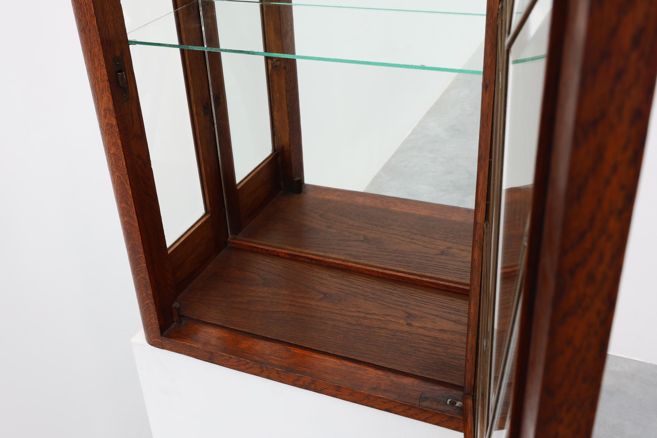 Mobile francese Art Déco in Oak con vetro smussato al piombo, 1920 ca. in vendita 7