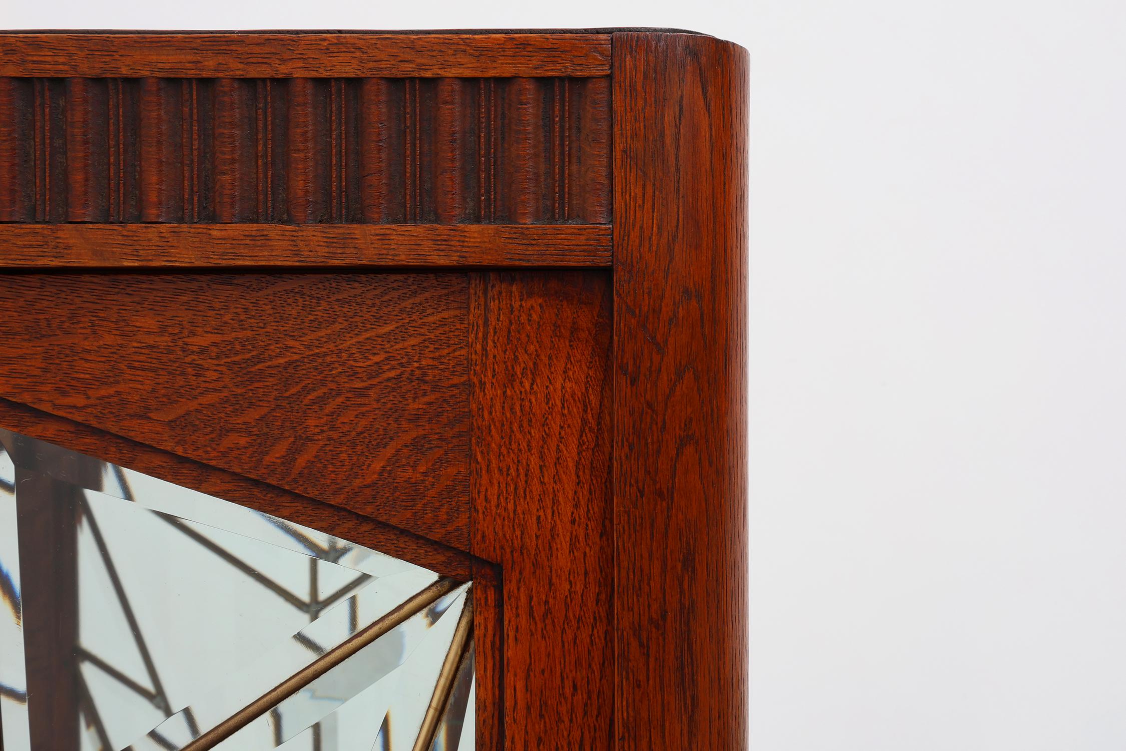 Francese Mobile francese Art Déco in Oak con vetro smussato al piombo, 1920 ca. in vendita