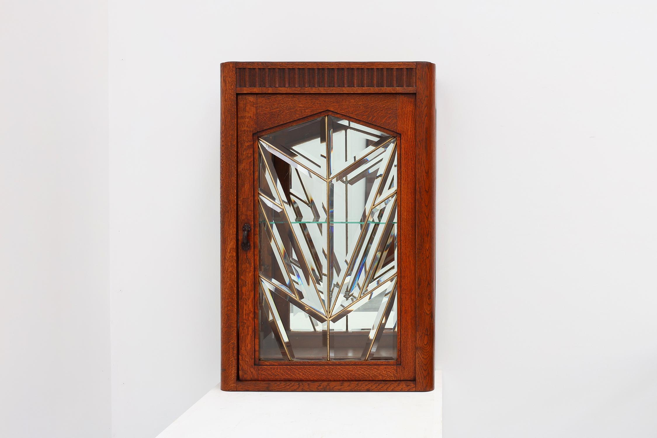 Smussato Mobile francese Art Déco in Oak con vetro smussato al piombo, 1920 ca. in vendita