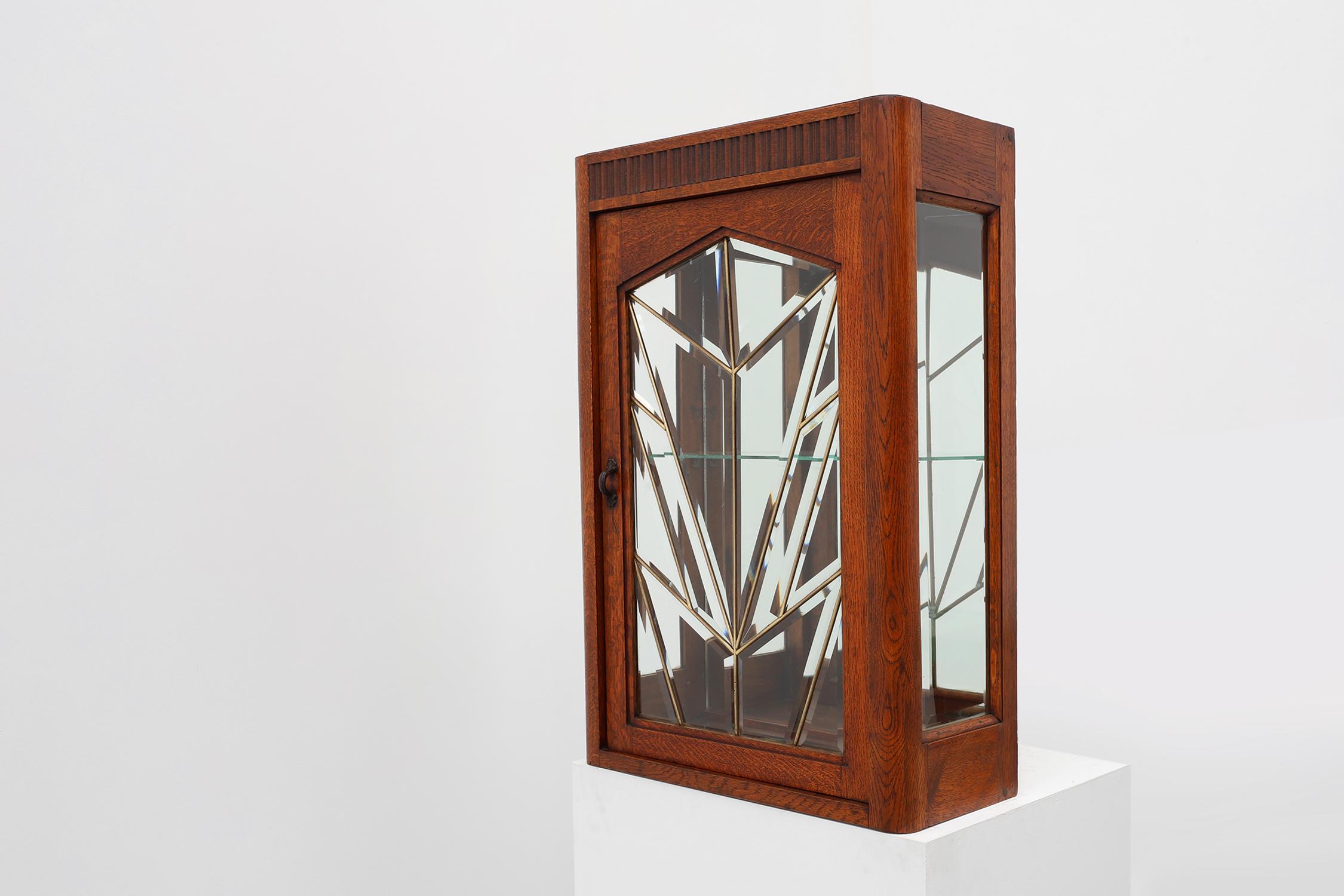 Inizio XX secolo Mobile francese Art Déco in Oak con vetro smussato al piombo, 1920 ca. in vendita