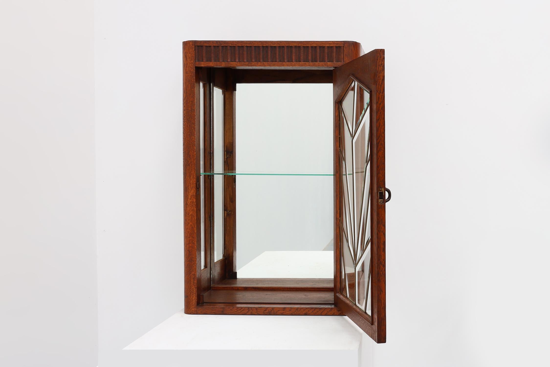 Mobile francese Art Déco in Oak con vetro smussato al piombo, 1920 ca. in vendita 1