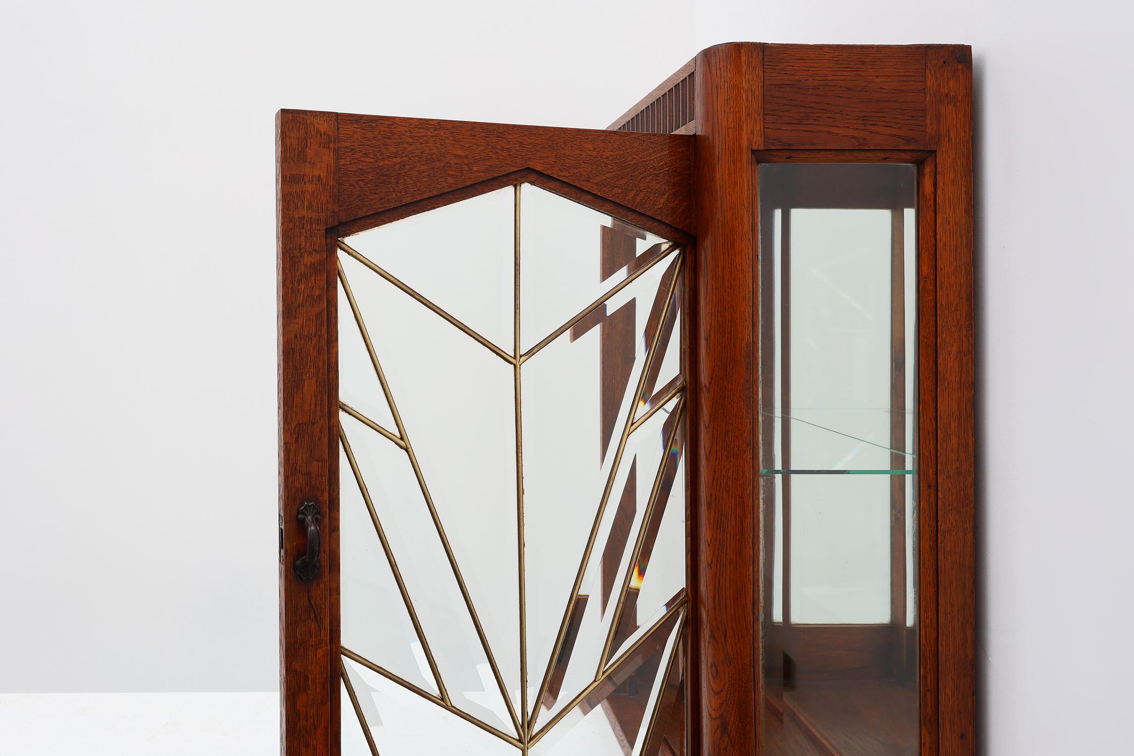 Mobile francese Art Déco in Oak con vetro smussato al piombo, 1920 ca. in vendita 2