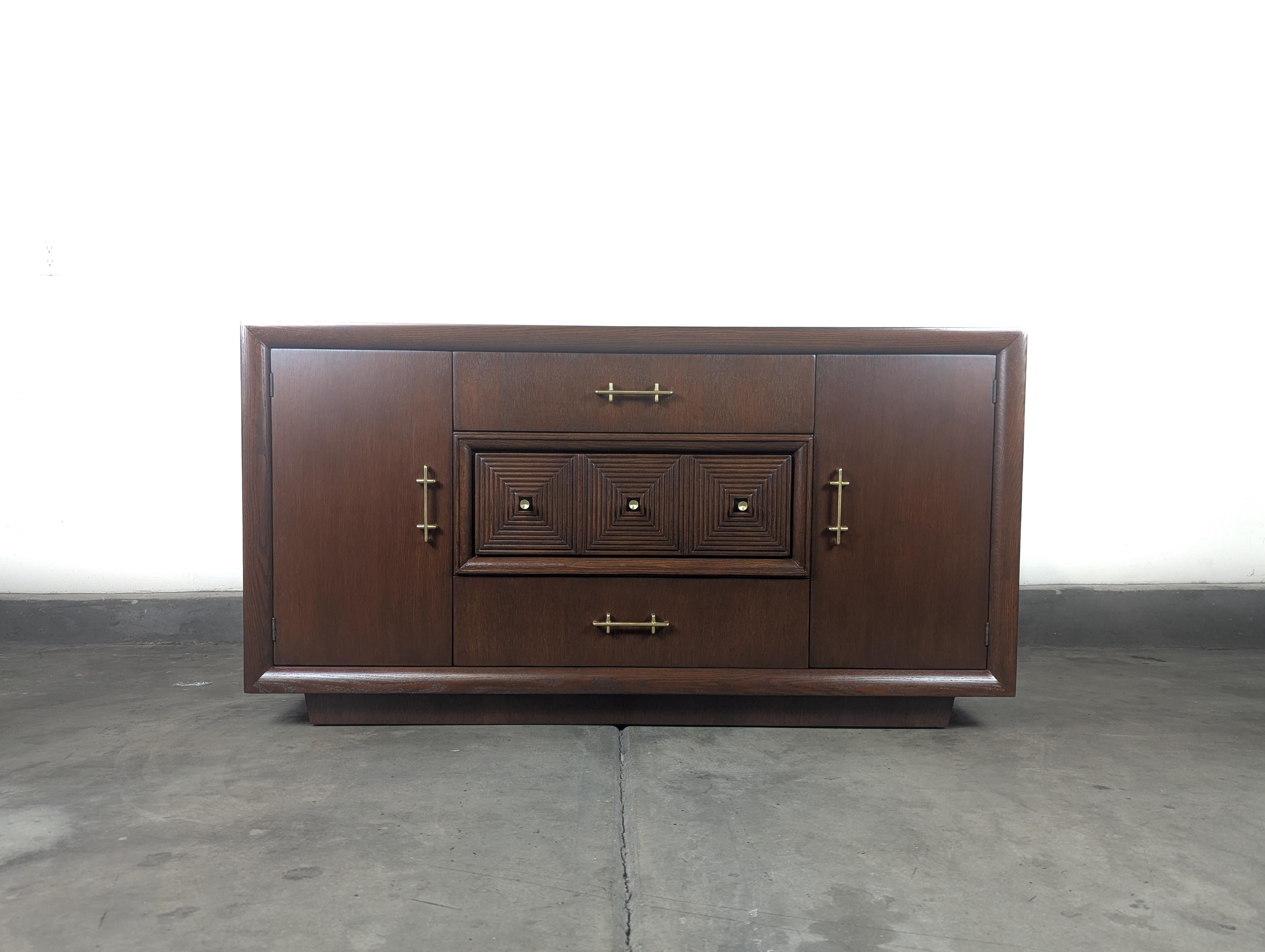 Ti presentiamo una splendida credenza o credenza in rovere cerato Art Déco francese, attribuita al celebre designer Maxime Old, realizzata negli anni '40. Questo pezzo audace ma raffinato mette in mostra la maestria artigianale e l'eleganza senza
