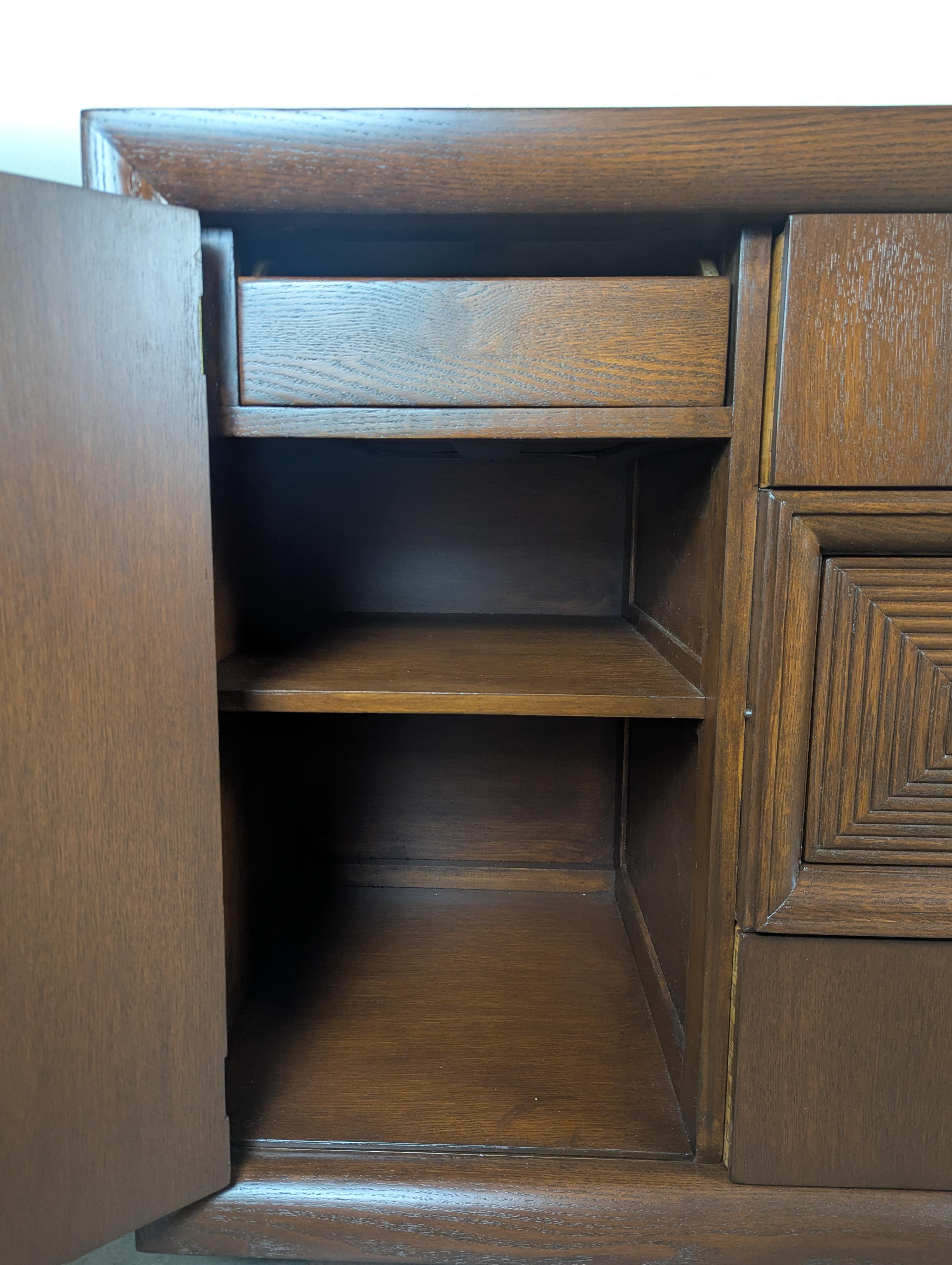 Metà XX secolo Credenza o credenza francese Art Déco in Oak attribuita a Maxime Old, anni '40 ca. in vendita