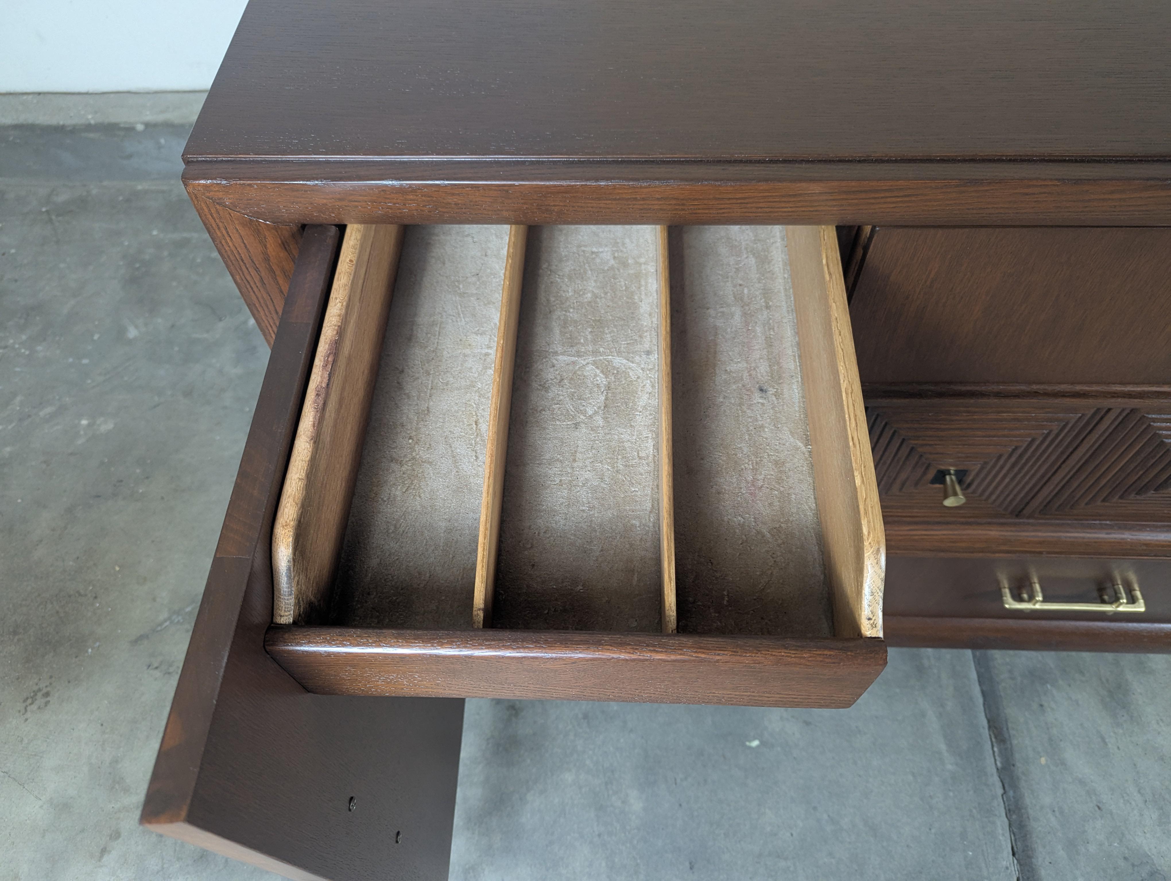 Quercia Credenza o credenza francese Art Déco in Oak attribuita a Maxime Old, anni '40 ca. in vendita