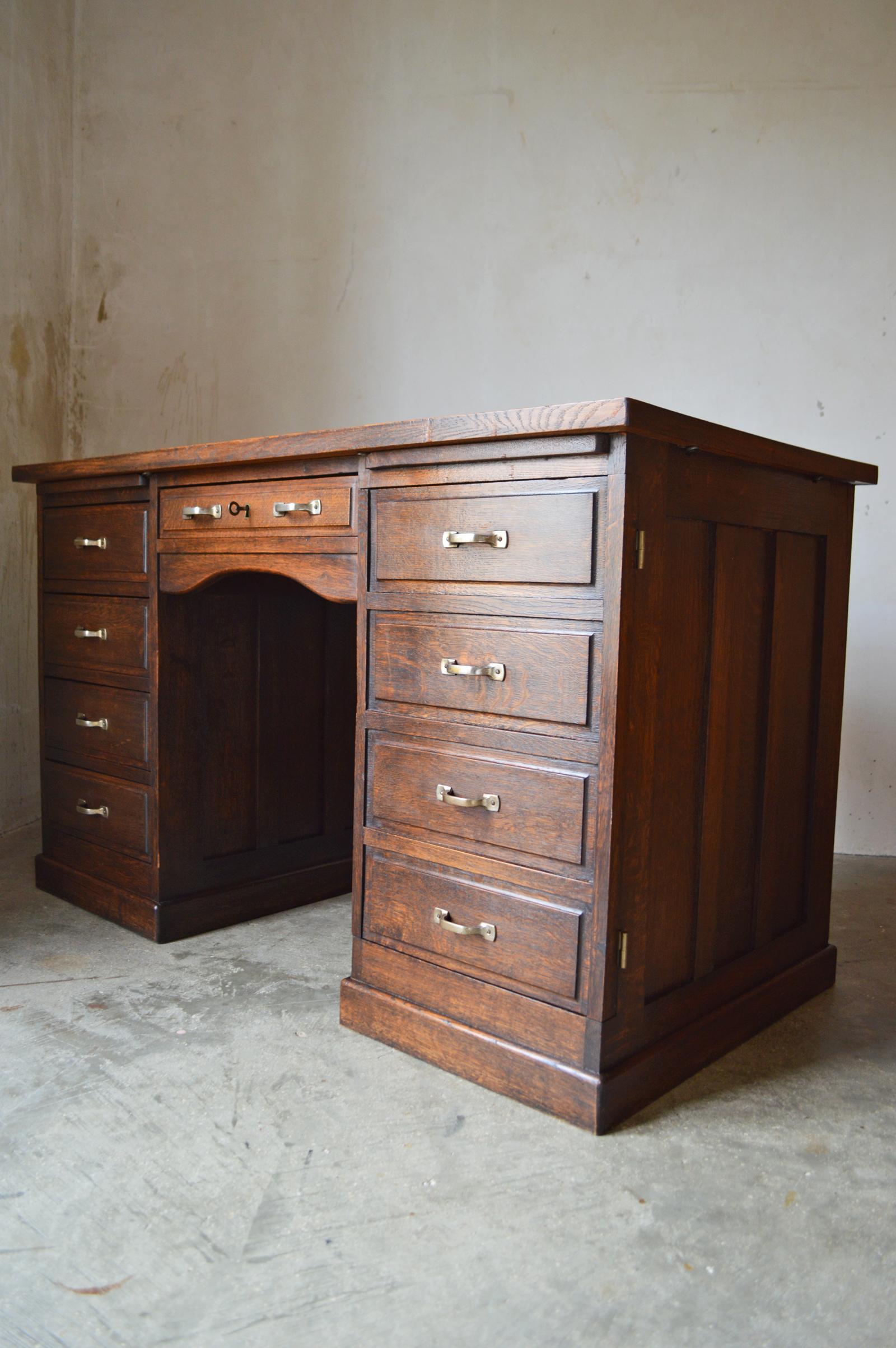 It's a wonderful desk, really original, full of fun details.

Composed of 5 drawers and 1 cupboard.
The box on the left contains 4 drawers. 
The box on the right also seems to contain 4 drawers, but in reality it's a 