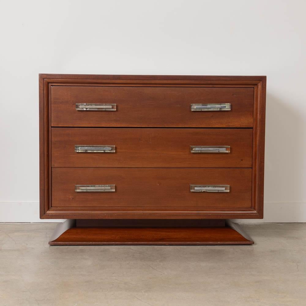 Schöne Art Deco Kommode mit drei Schubladen aus Frankreich, 1930er Jahre. Drei Schubladen mit Griffen aus Lucit auf einem Sockel. Neu lackiert mit schöner natürlicher Maserung und Patina. Ein einzigartiger Stil und perfekt für ein Schlafzimmer oder
