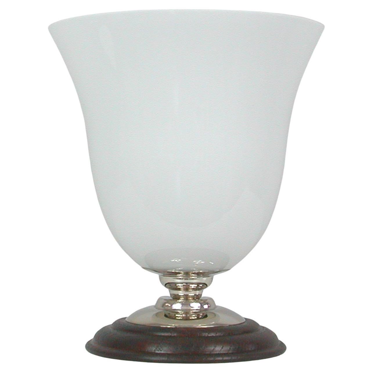 Cette élégante lampe de table Art déco moderniste a été conçue et fabriquée en France dans les années 1940 dans le style des lampes MAZDA. Whiting se compose d'une base en chêne foncé avec des détails en nickel et d'un abat-jour en opaline blanche