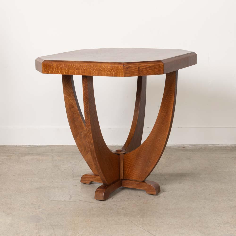 Unglaublicher Art-Déco-Beistelltisch aus Eiche aus Frankreich, 1930er Jahre. Achteckige Platte mit geschwungenen Holzbeinen auf vier Füßen. Neu lackiert in einer mittleren Beize mit natürlicher Maserung. Auffallendes Stück, perfekt zwischen Stühlen