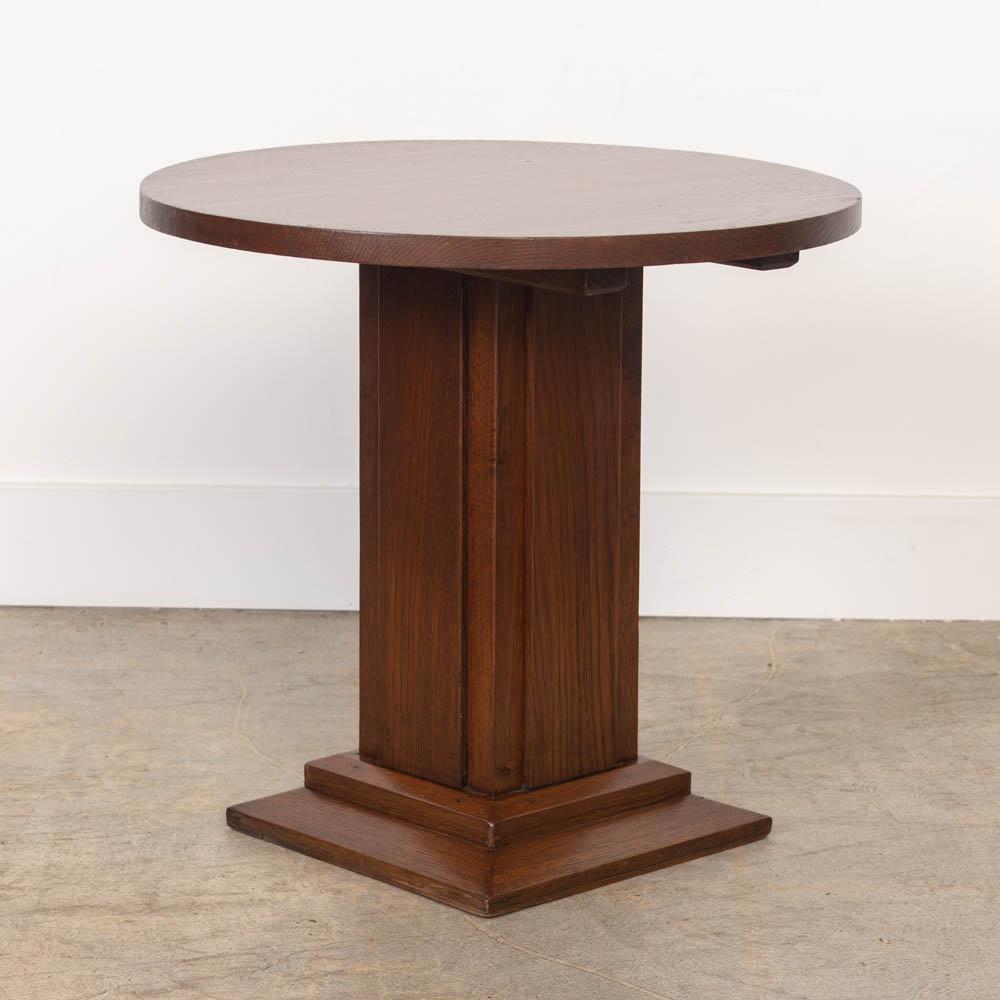 Grazioso tavolino in rovere Art Deco proveniente dalla Francia, anni '30. Il piano circolare poggia su una base a piedistallo. La finitura appena rinnovata mostra le venature naturali, l'età e la patina. Perfetto tra una coppia di sedie. 