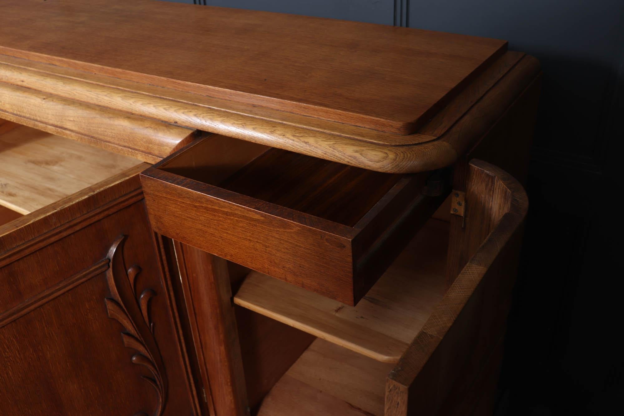 French Art Deco Oak Sideboard with Carved Doors, circa 1930s in vendita 3