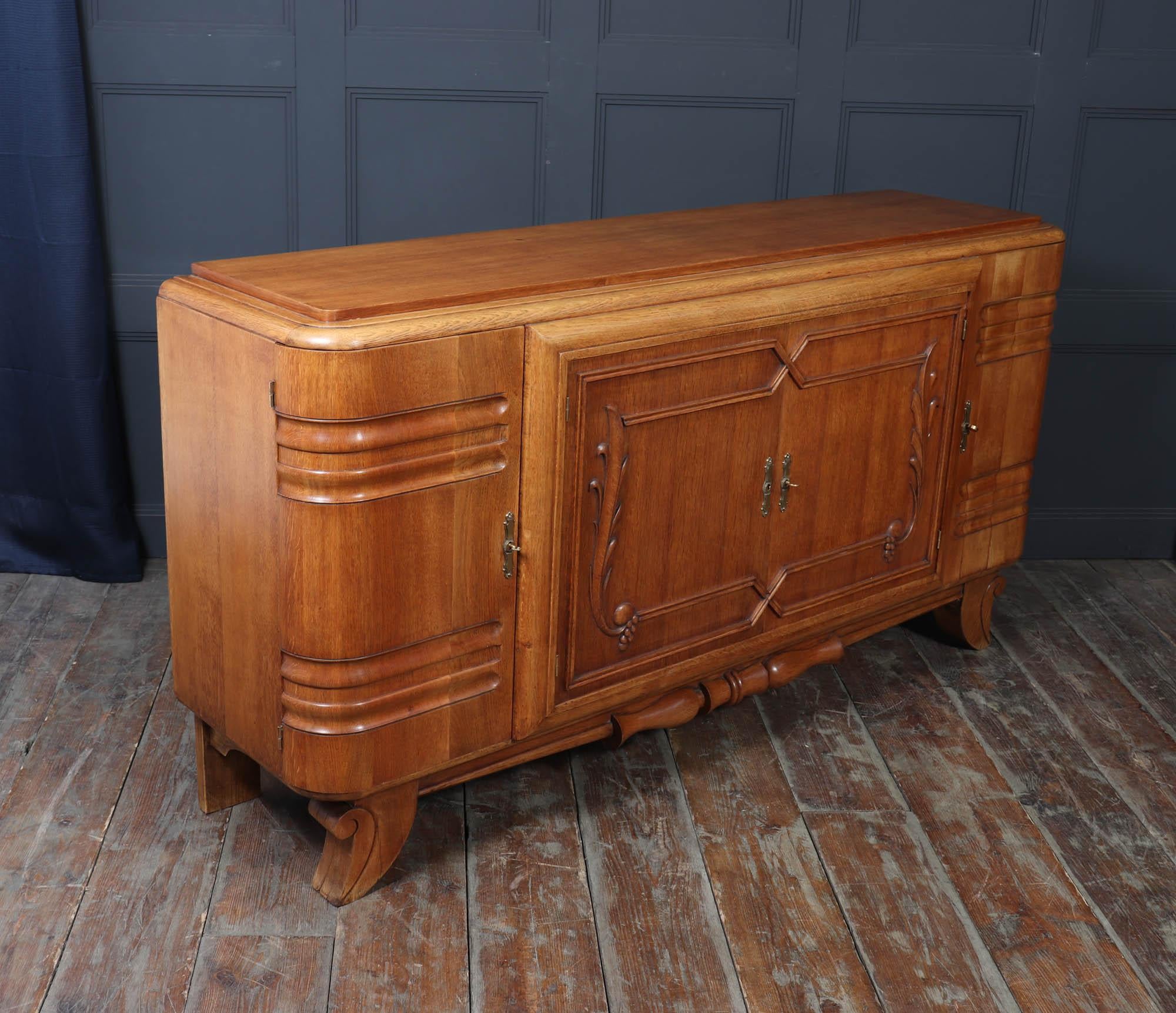 French Art Deco Oak Sideboard with Carved Doors, circa 1930s in vendita 4