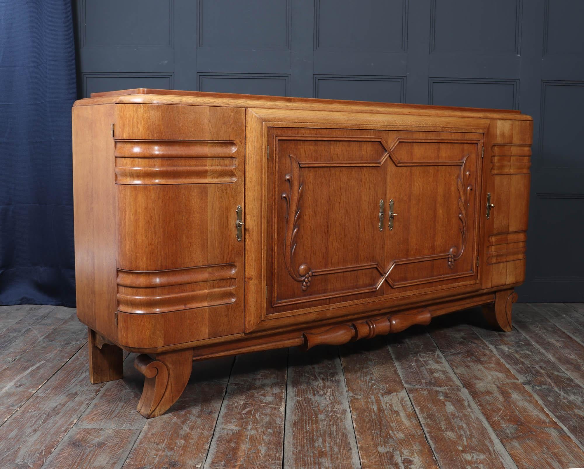 French Art Deco Oak Sideboard with Carved Doors, circa 1930s in vendita 5