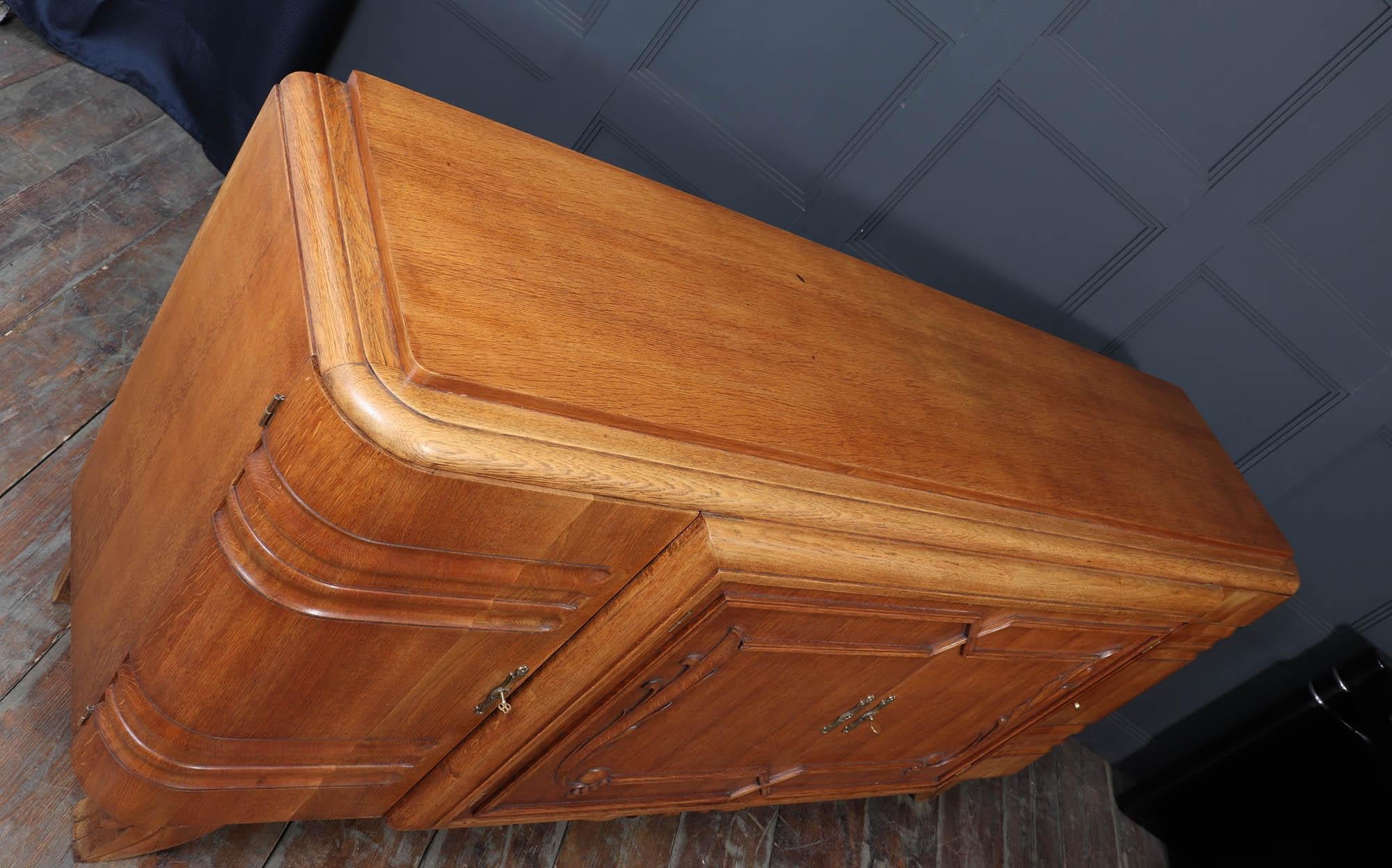 French Art Deco Oak Sideboard with Carved Doors, circa 1930s in vendita 6
