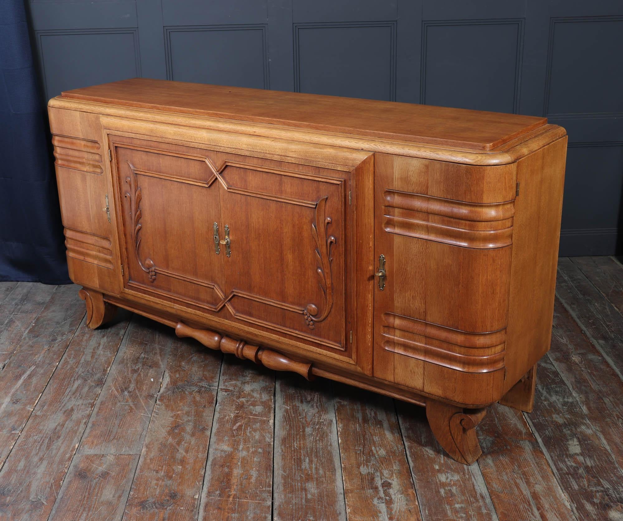 French Art Deco Oak Sideboard with Carved Doors, circa 1930s in vendita 8