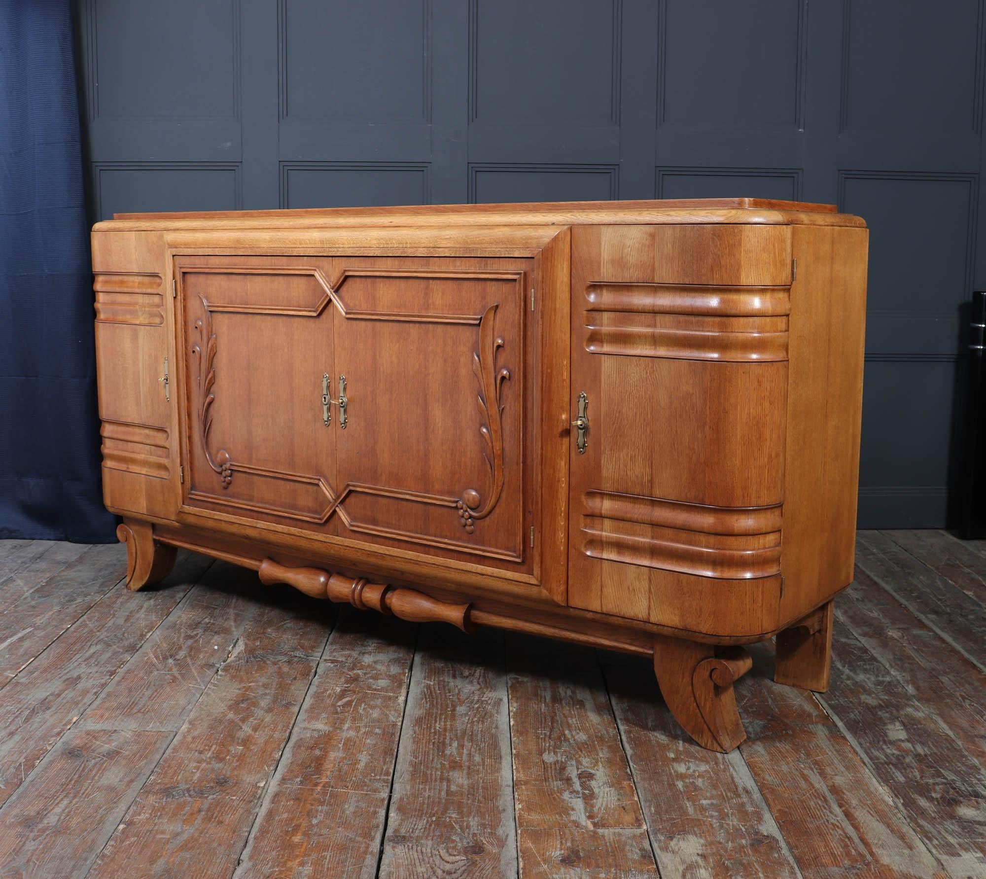French Art Deco Oak Sideboard with Carved Doors, circa 1930s in vendita 9