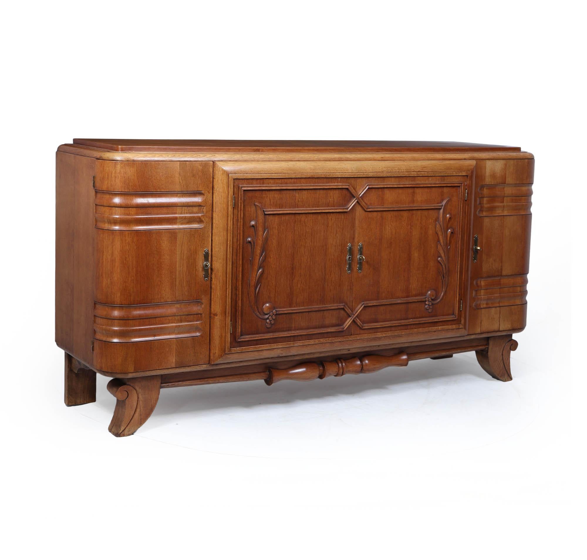 Art Déco French Art Deco Oak Sideboard with Carved Doors, circa 1930s in vendita