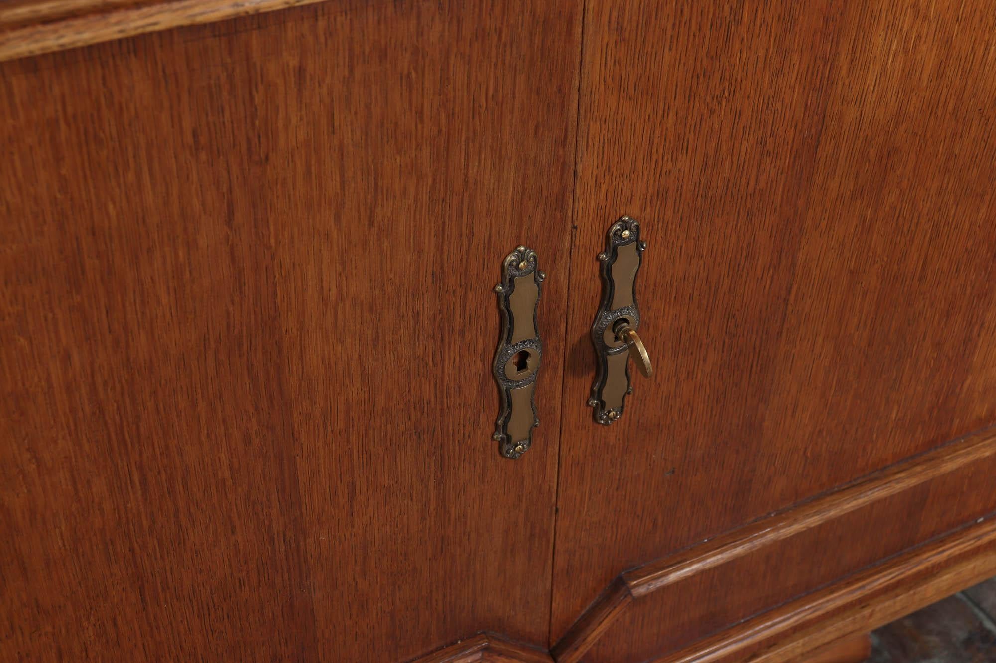 French Art Deco Oak Sideboard with Carved Doors, circa 1930s In condizioni buone in vendita a Paddock Wood Tonbridge, GB