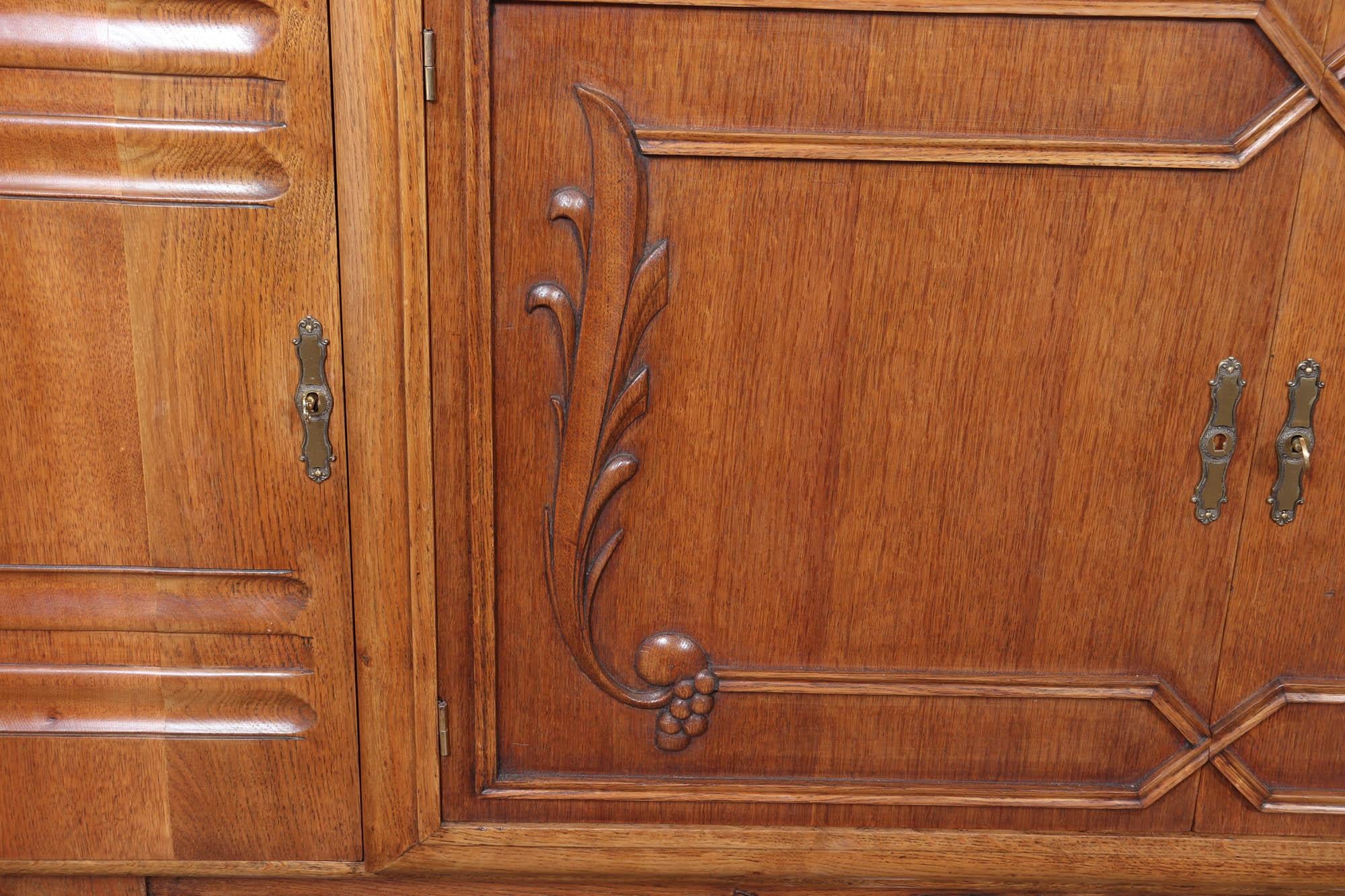 Metà XX secolo French Art Deco Oak Sideboard with Carved Doors, circa 1930s in vendita