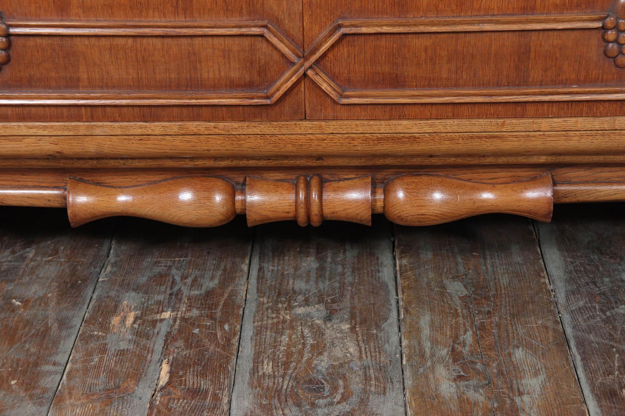French Art Deco Oak Sideboard with Carved Doors, circa 1930s in vendita 1