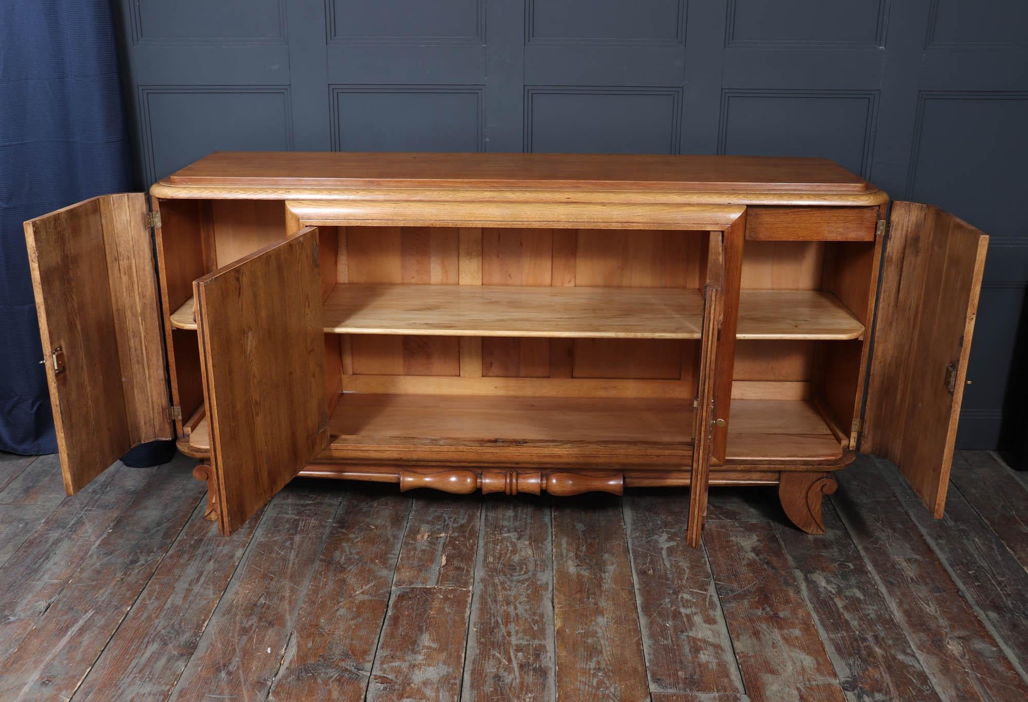 French Art Deco Oak Sideboard with Carved Doors, circa 1930s in vendita 2