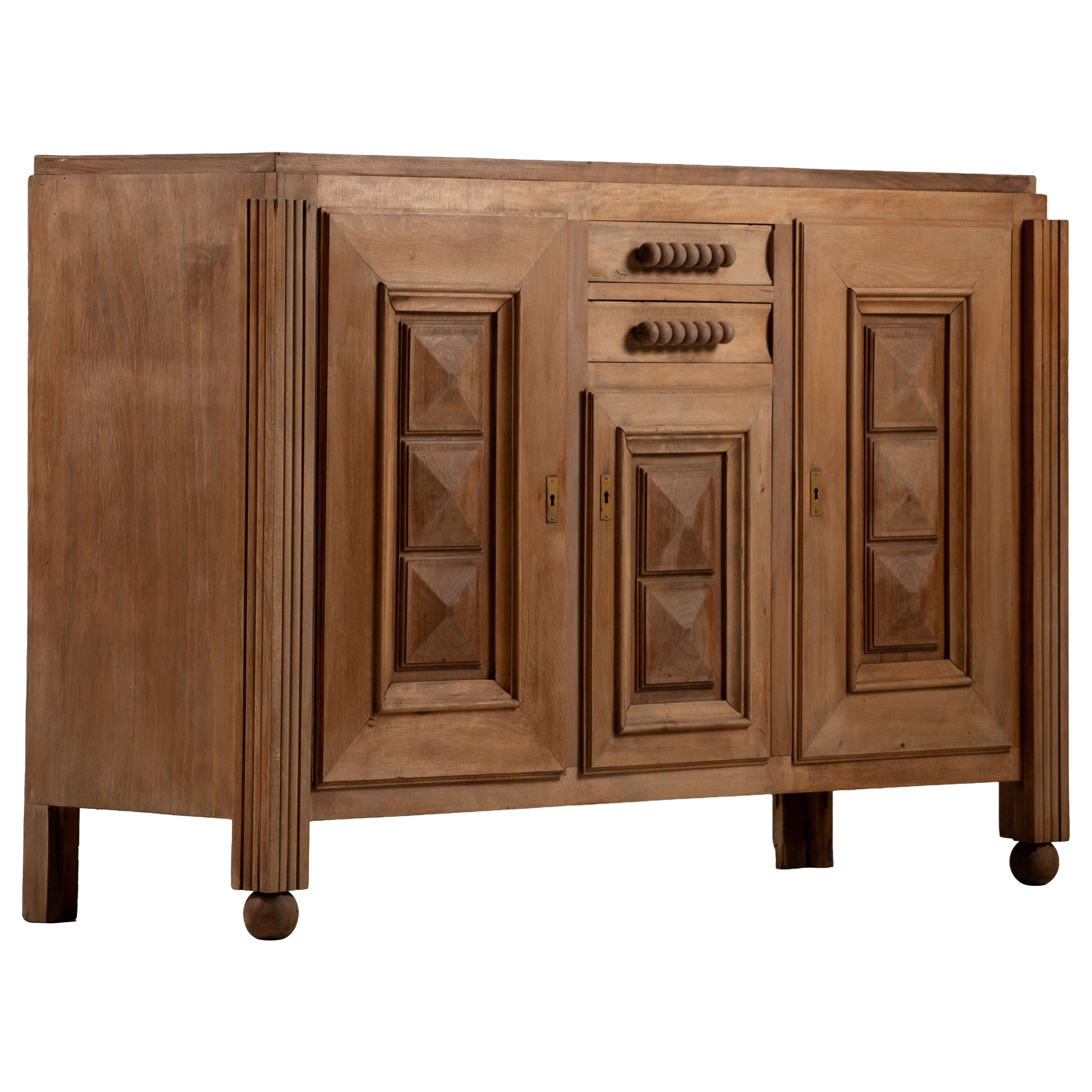 Buffet Art déco français en chêne avec portes à pointes en losange, années 1930