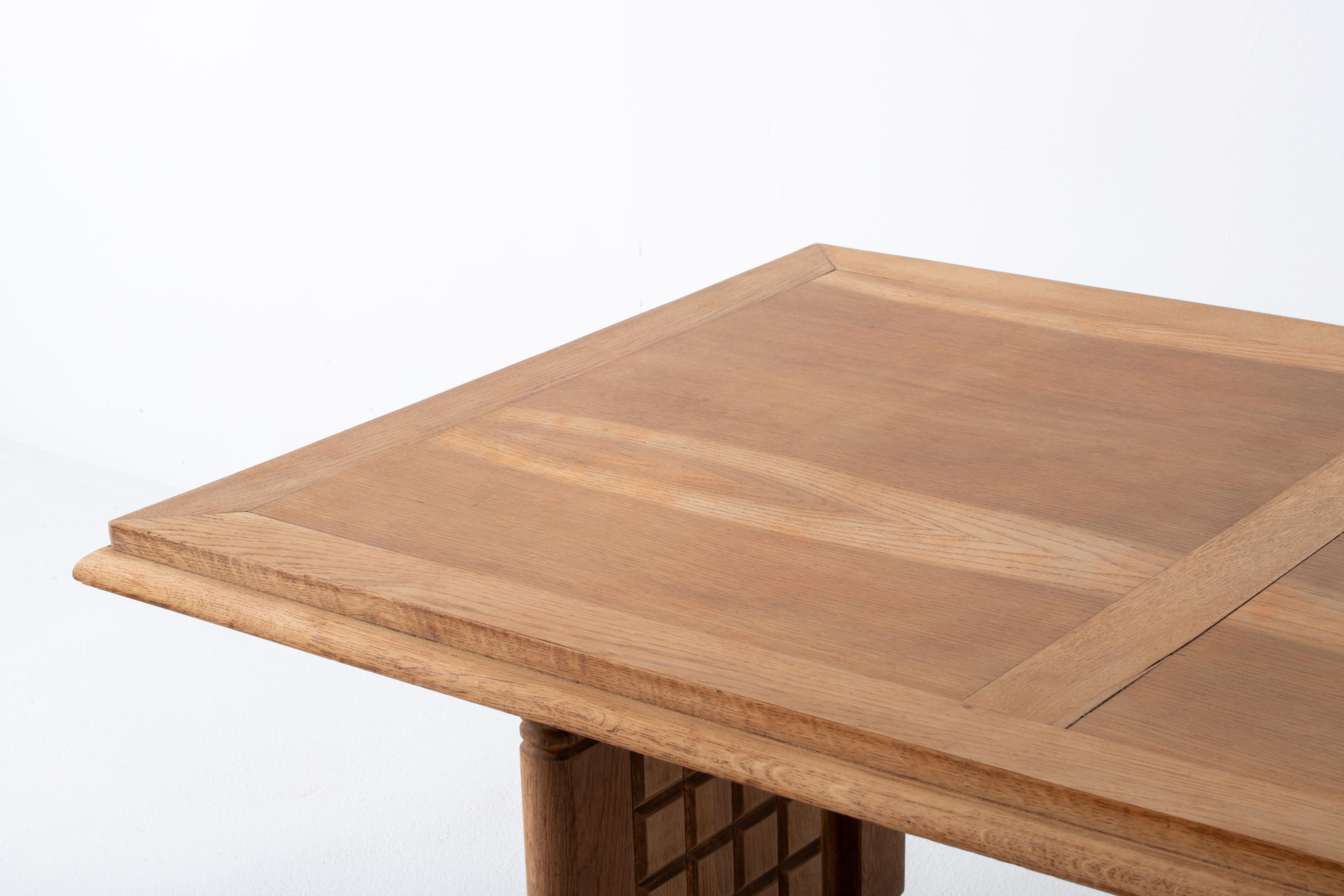 Table d'appoint Art Déco française en chêne, années 1940 en vente 4