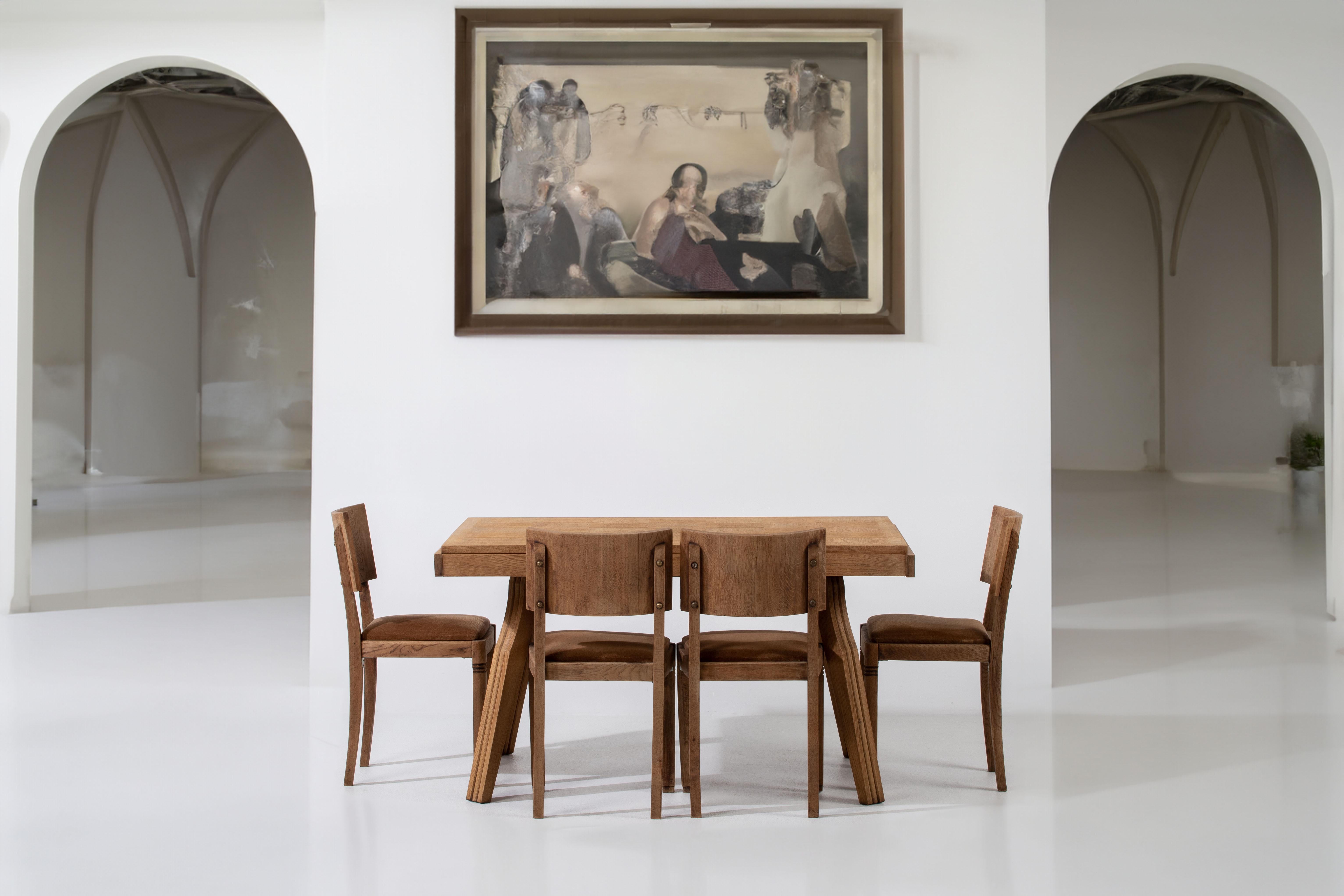Wir präsentieren einen bezaubernden und kompakten französischen Art Deco Esstisch, der zeitlose Eleganz ausstrahlt. Dieser exquisite Tisch zeigt die Schönheit des Eichenholzes mit einer geschliffenen Oberfläche, die eine atemberaubende Holzmaserung