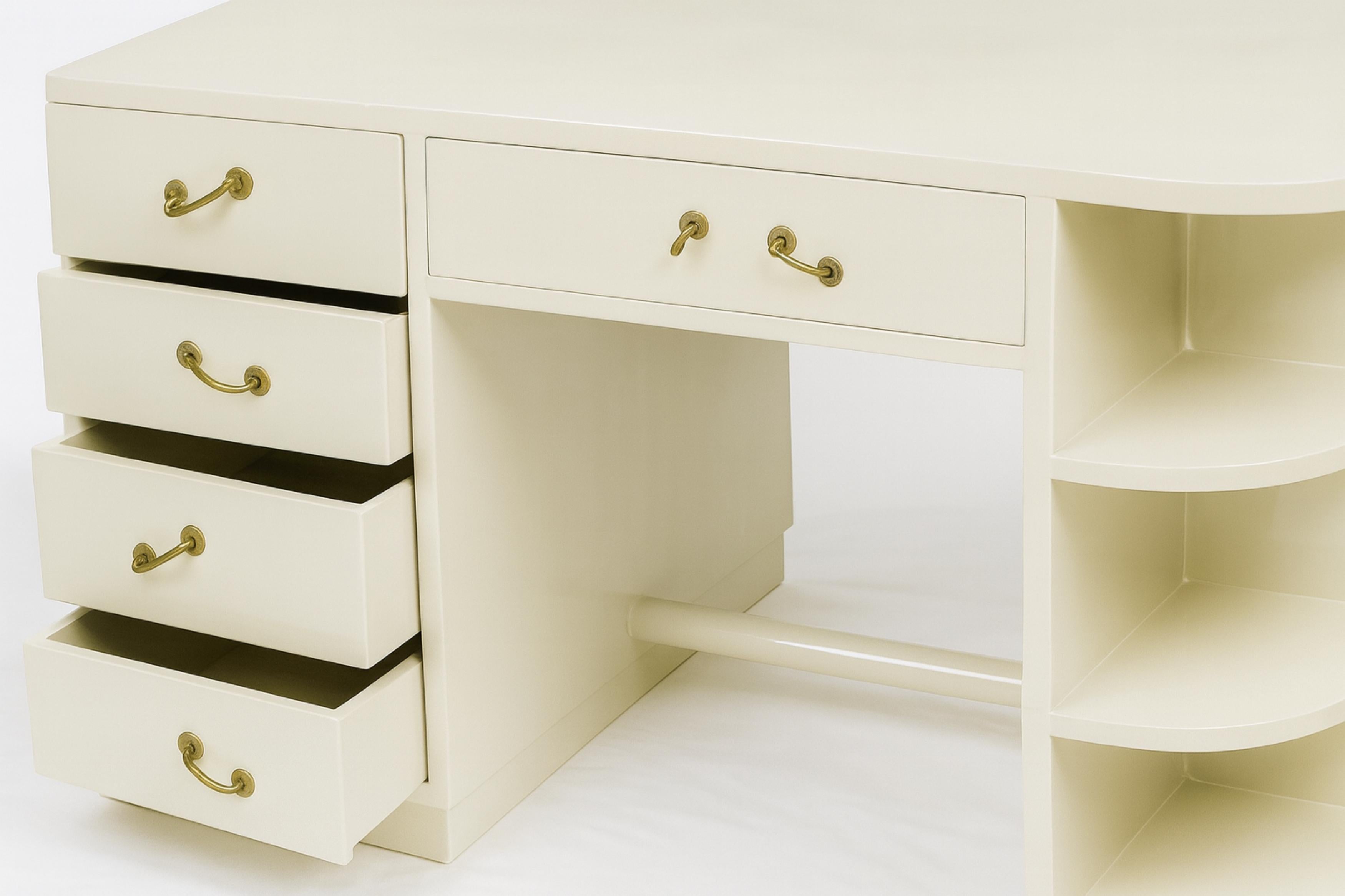 Scrivania in noce laccata bianco sporco con 4 cassetti in stile art déco francese 