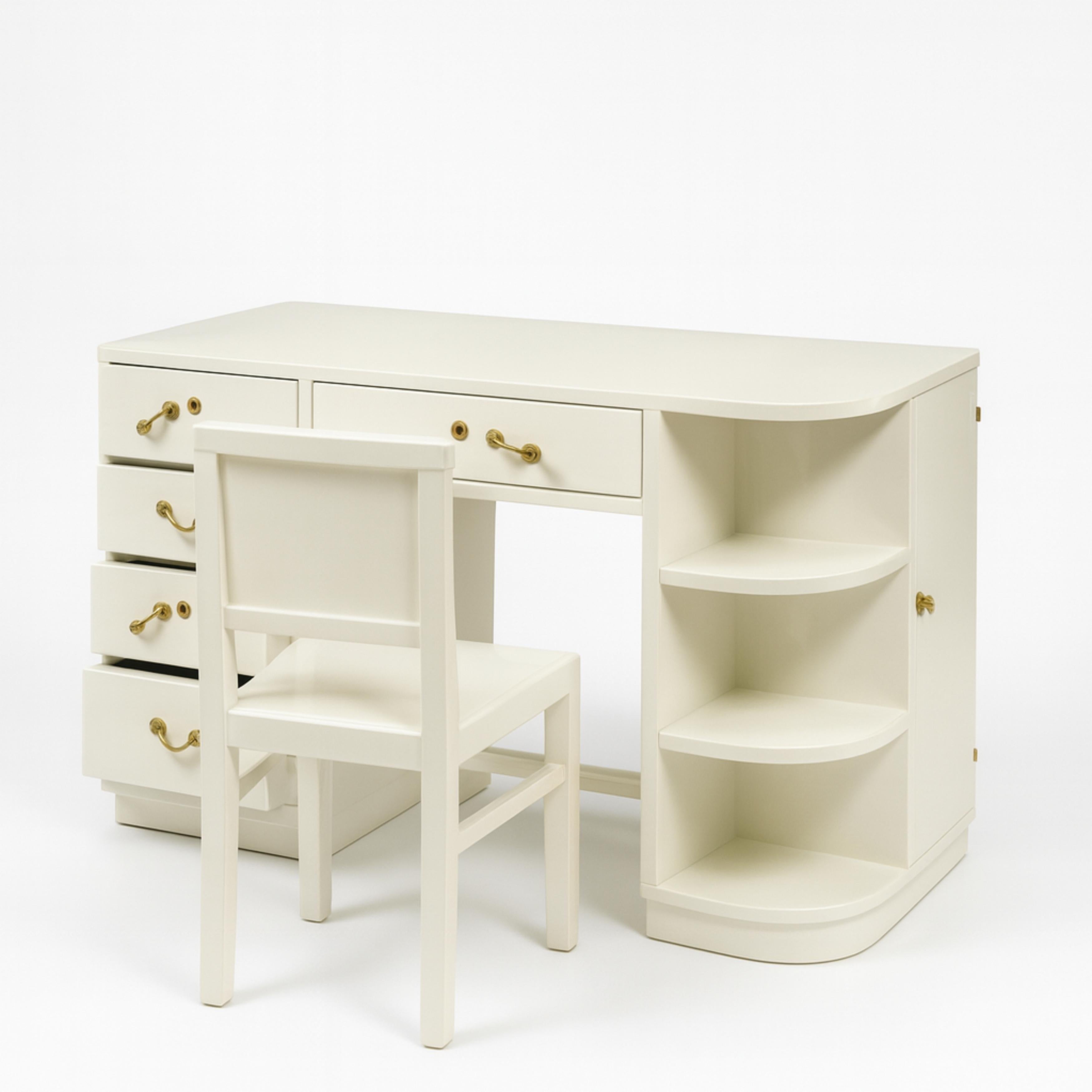 Francese Scrivania francese Art Deco in legno di noce laccato bianco sporco, 20° secolo in vendita