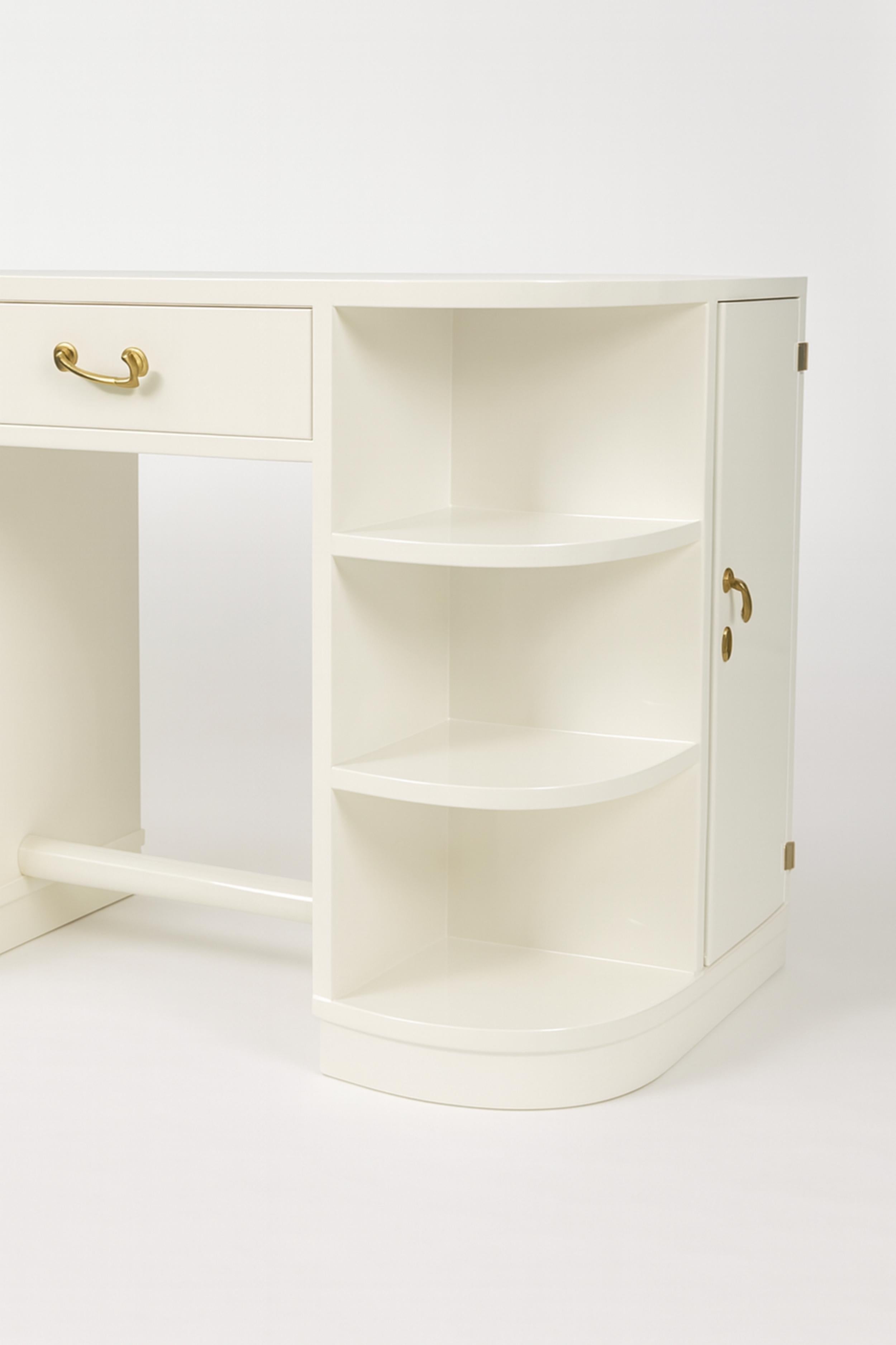 Scrivania francese Art Deco in legno di noce laccato bianco sporco, 20° secolo In condizioni buone in vendita a Lisbon, PT