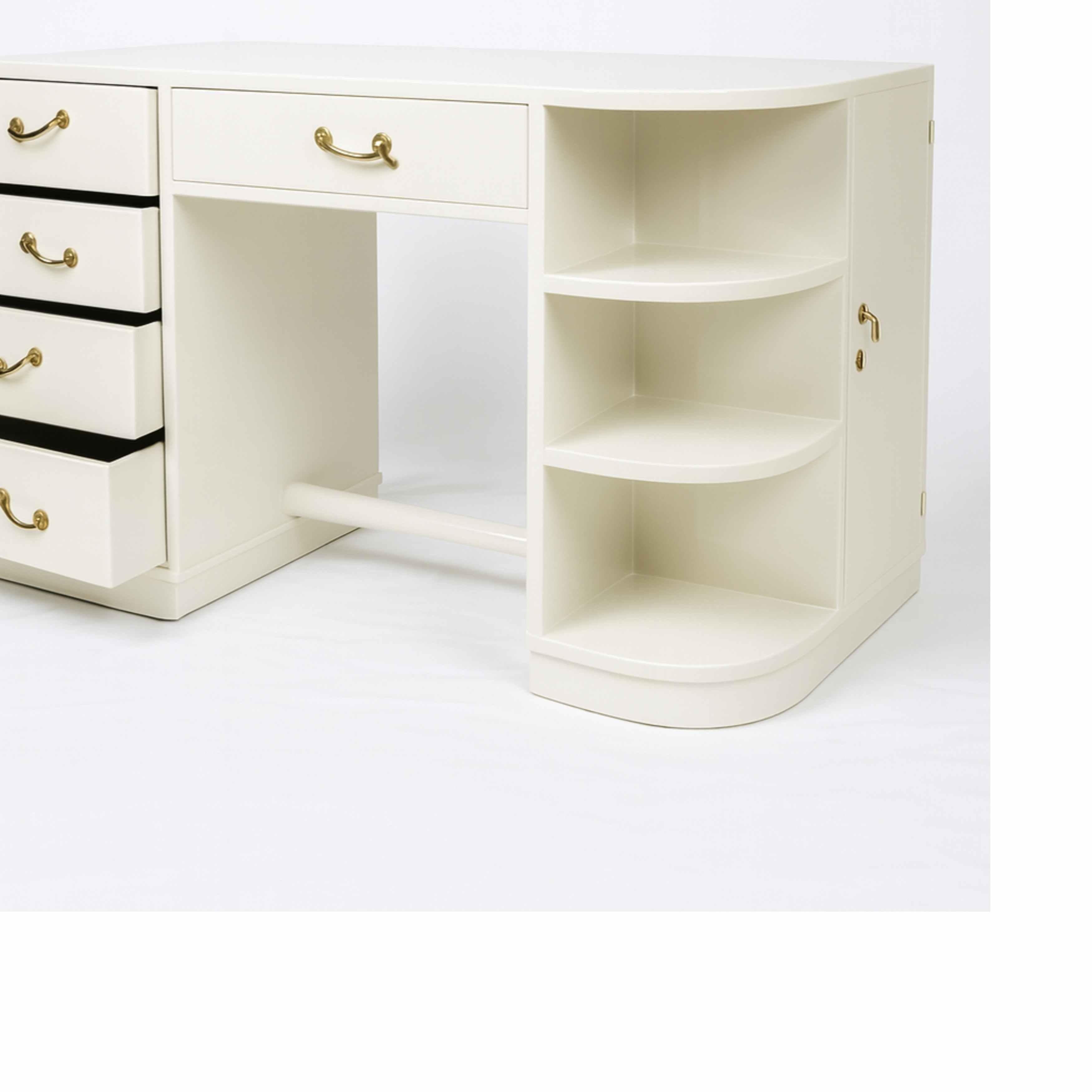 XX secolo Scrivania francese Art Deco in legno di noce laccato bianco sporco, 20° secolo in vendita