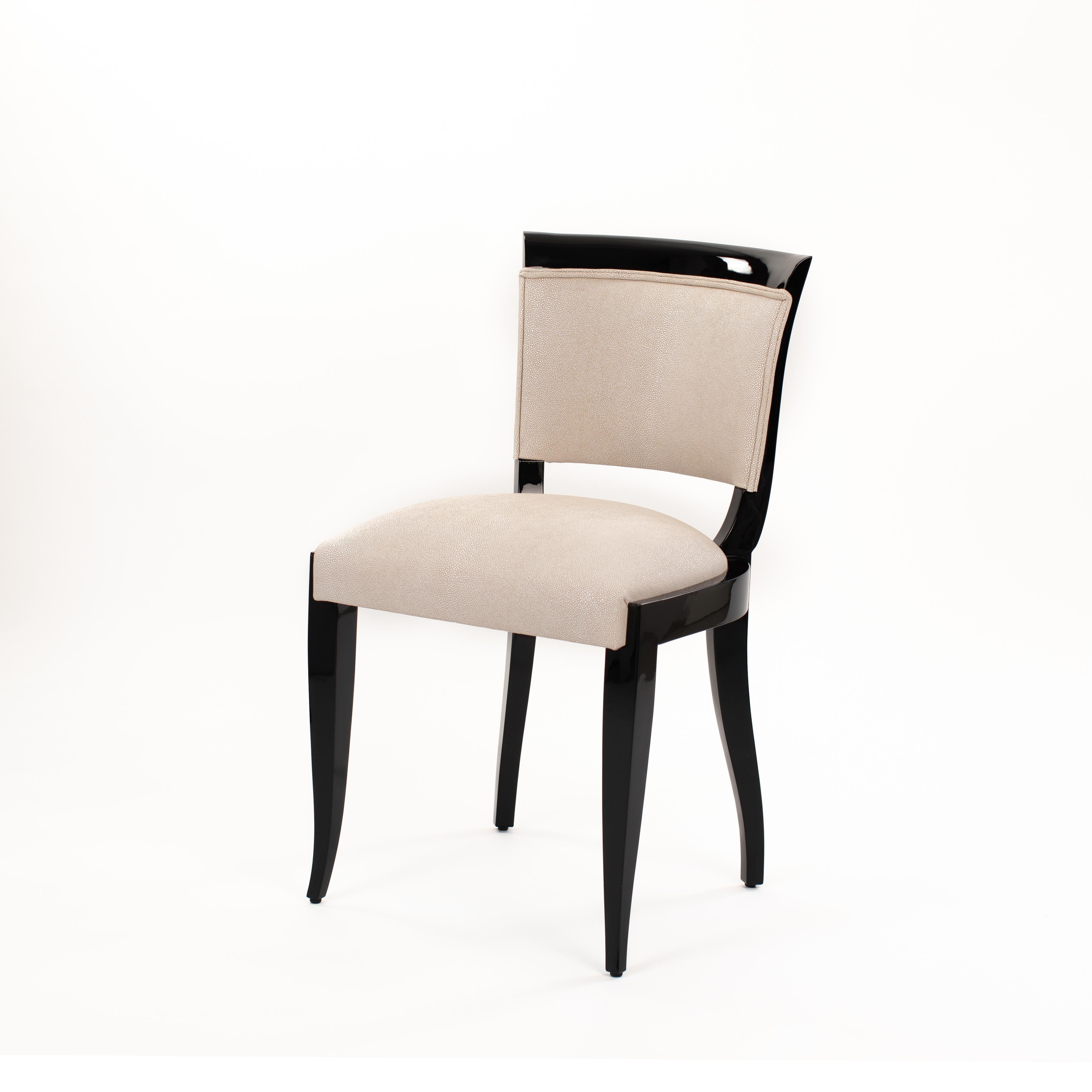 Chaise ou fauteuil de bureau Art Déco français Laqué noir Raydesign cuir 1920s

Elegant fauteuil de bureau de forme française Art déco entièrement restauré.
Des courbes joliment dessinées et un dossier légèrement accentué.
Laqué avec une finition