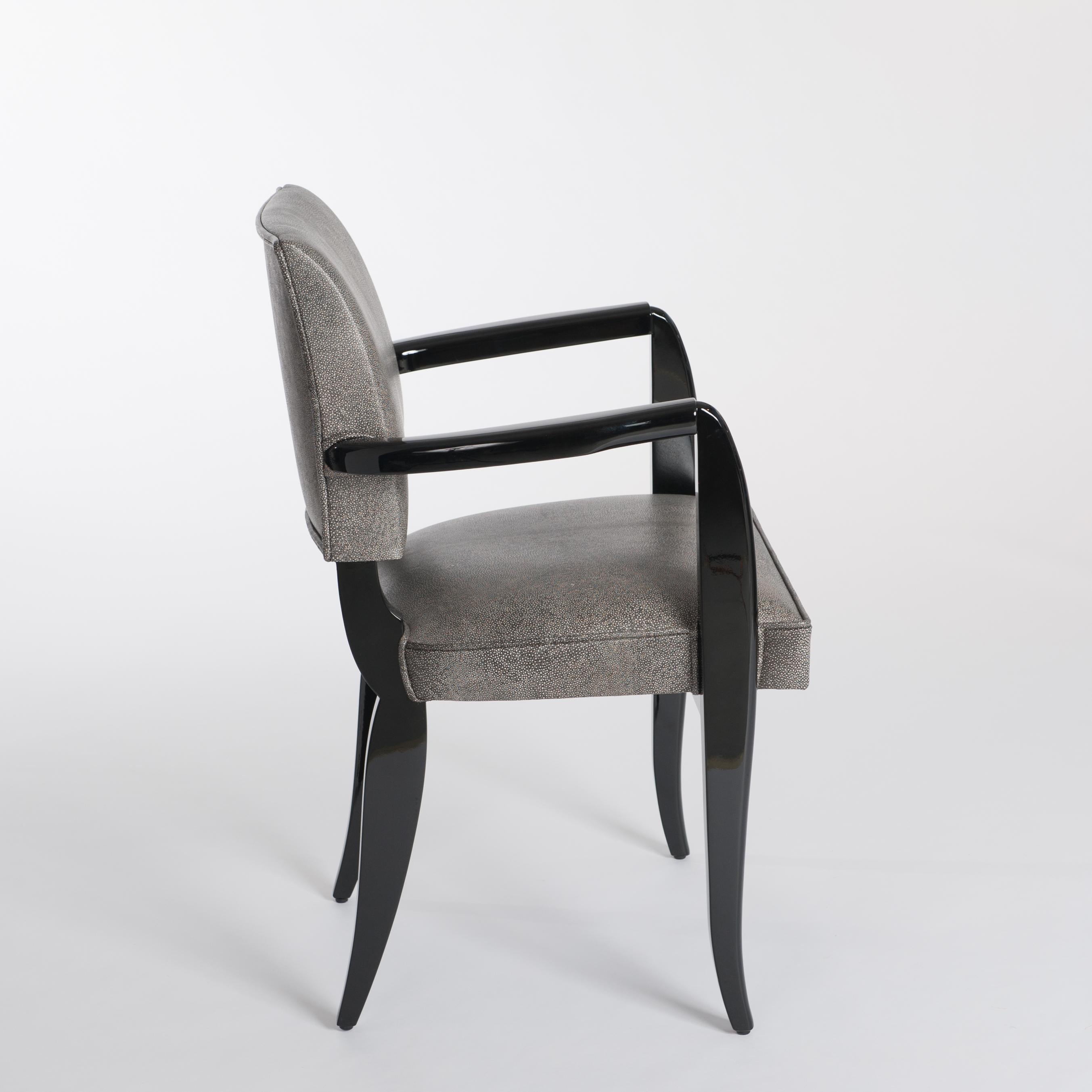 Französischer Art Déco Bürostuhl Schwarz Hochglanzlack Raydesign Leder 1930er Jahre

Elegant geformter französischer Art Deco Bürostuhl (Sessel), komplett restauriert.
Neu lackiert mit schwarzem Hochglanz, neu gepolstert mit schwarzem und weißem
