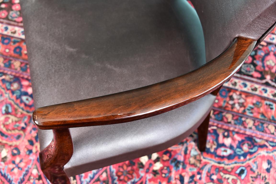 Französischer Stuhl aus Walnussholz. Er ist neu poliert und mit dunkelbraunem Leder gepolstert. 
Der Zustand ist perfekt.
Wiederhergestellt. 
22 