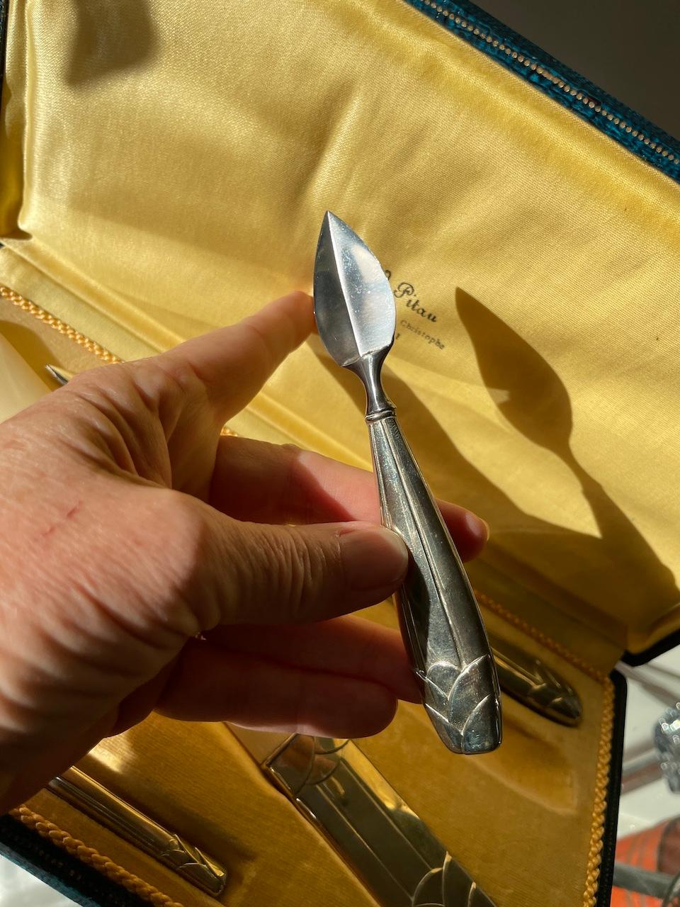 French Art Deco Office Set 1925 with five pieces in its original box.
This set includes a penholder, a paper cutter, a letter opener, a paper scraper and a rare unencrypted seal enabling to personalise it with your own signature.
The handles are