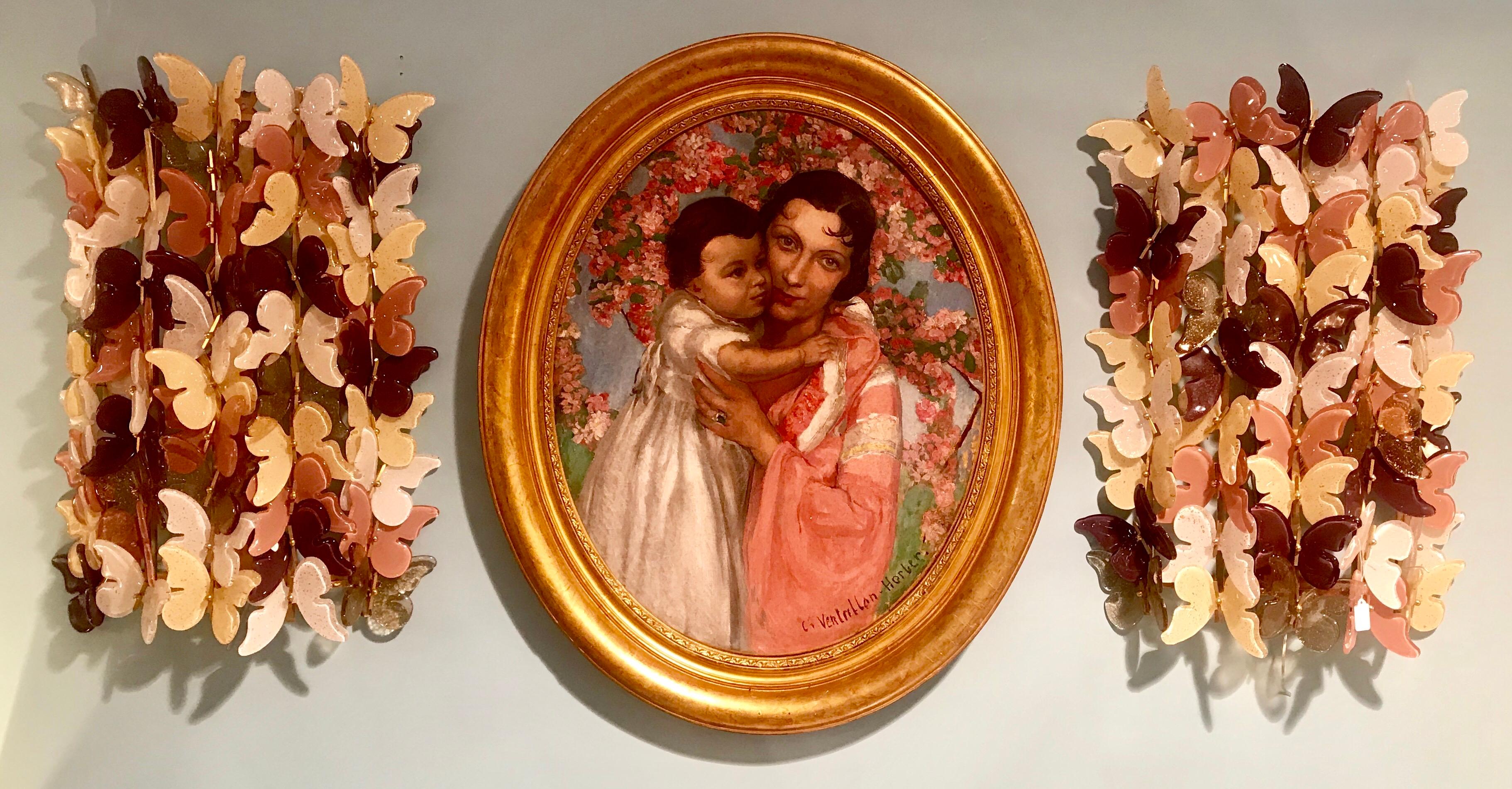 L'artiste Charles Ventrillon-Horber (1899-1977) a créé une magnifique scène de Madone représentant une mère et son enfant, sur un beau fond floral, vers les années 1930, avec cadre d'origine en feuilles d'or.