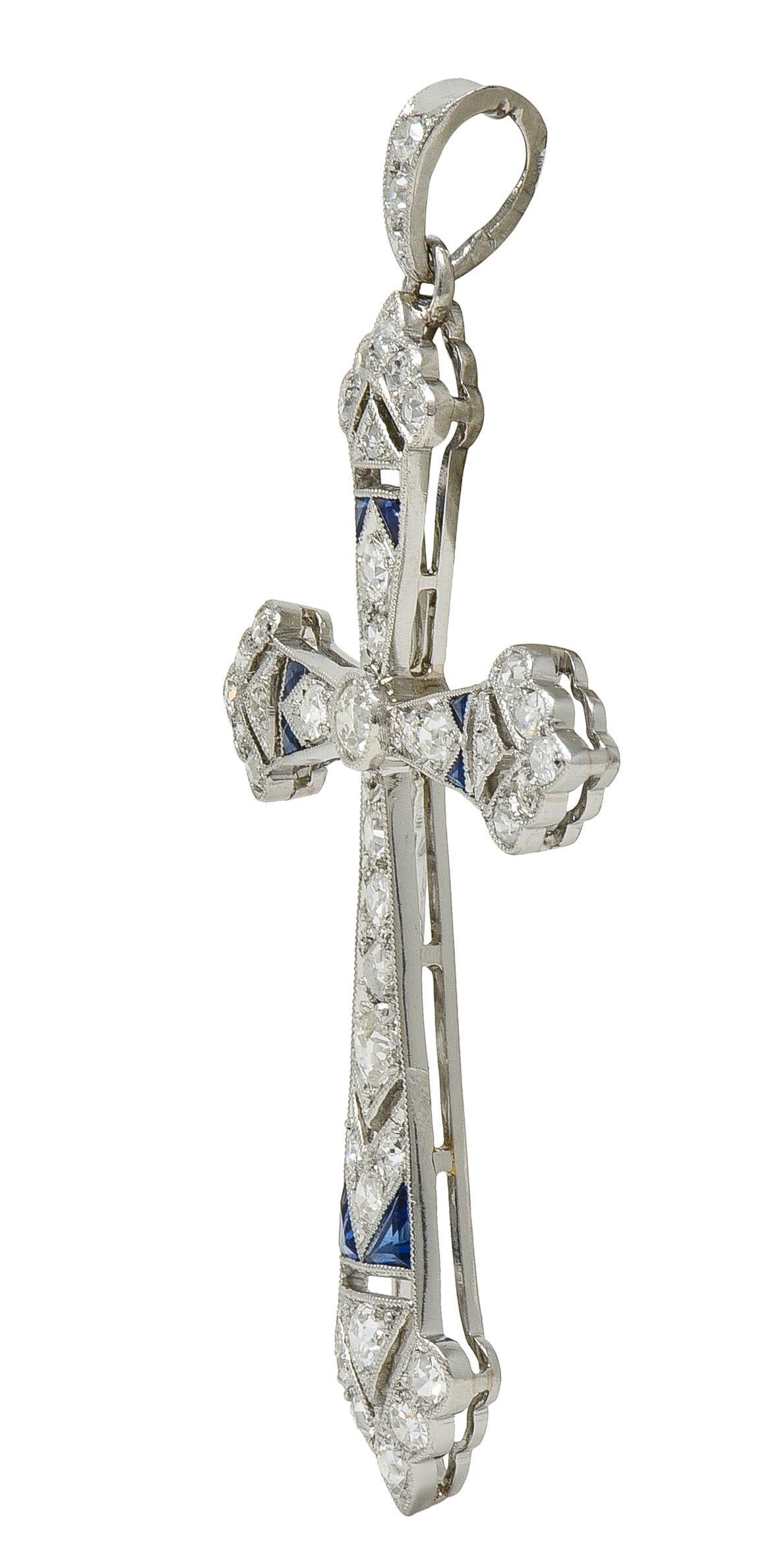 Entworfen als kreuzförmige Form, die an einem sich verjüngenden Ballen aufgehängt ist
Mit geometrischen Motiven durchbohrt und mit gezackten Rändern versehen
Durchgehend mit alten europäischen Diamanten und Diamanten im Einzelschliff besetzt
Mit