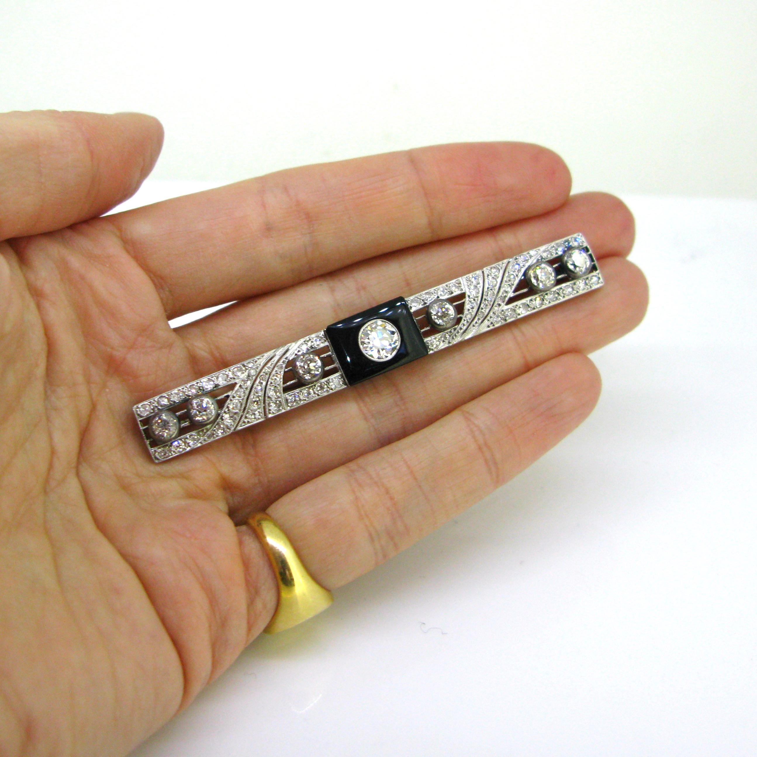 French Art Deco Onyx and Diamonds Platinum Bar Brooch In Good Condition For Sale In London, GB